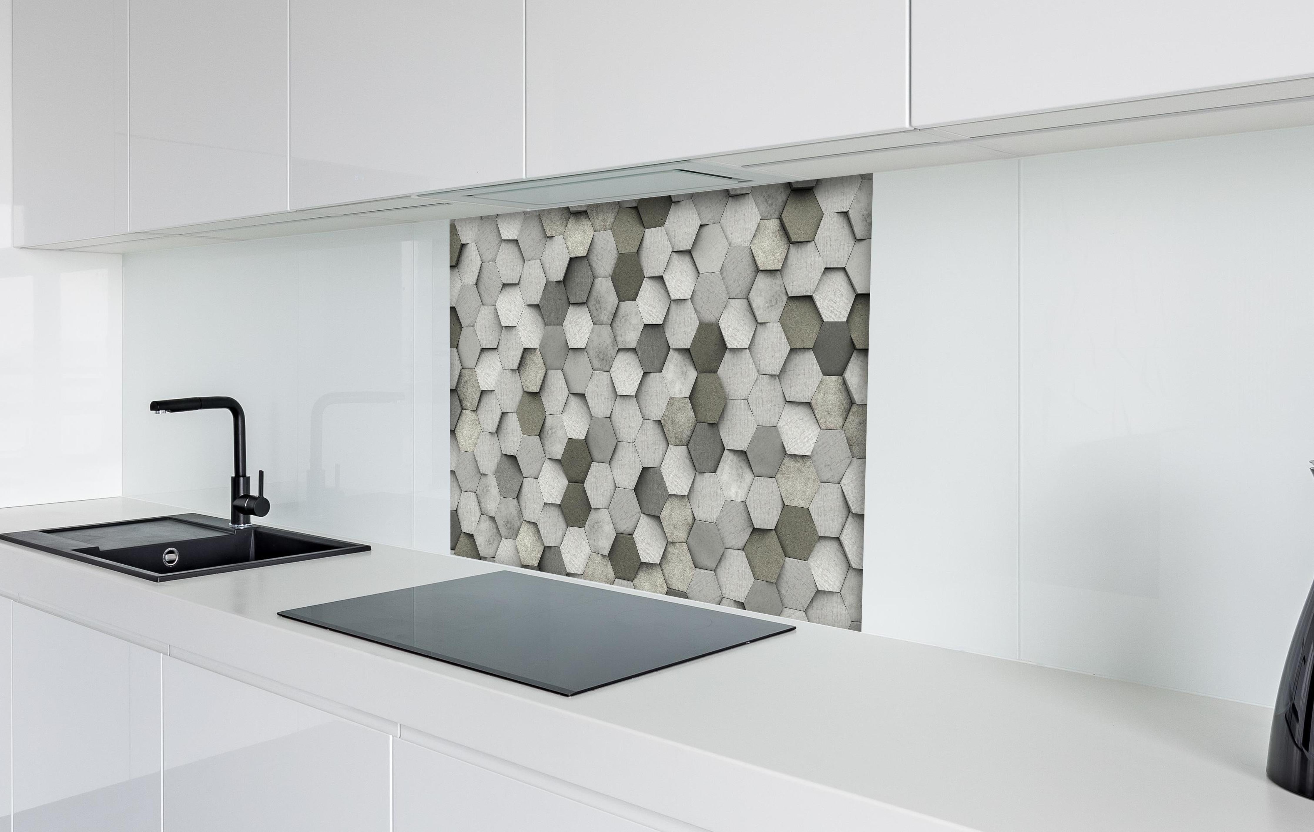 Spritzschutz - Moderne Weiß-Graue Hexagon Wandstruktur hinter einem Cerankochfeld zwischen Holz-Kochutensilien