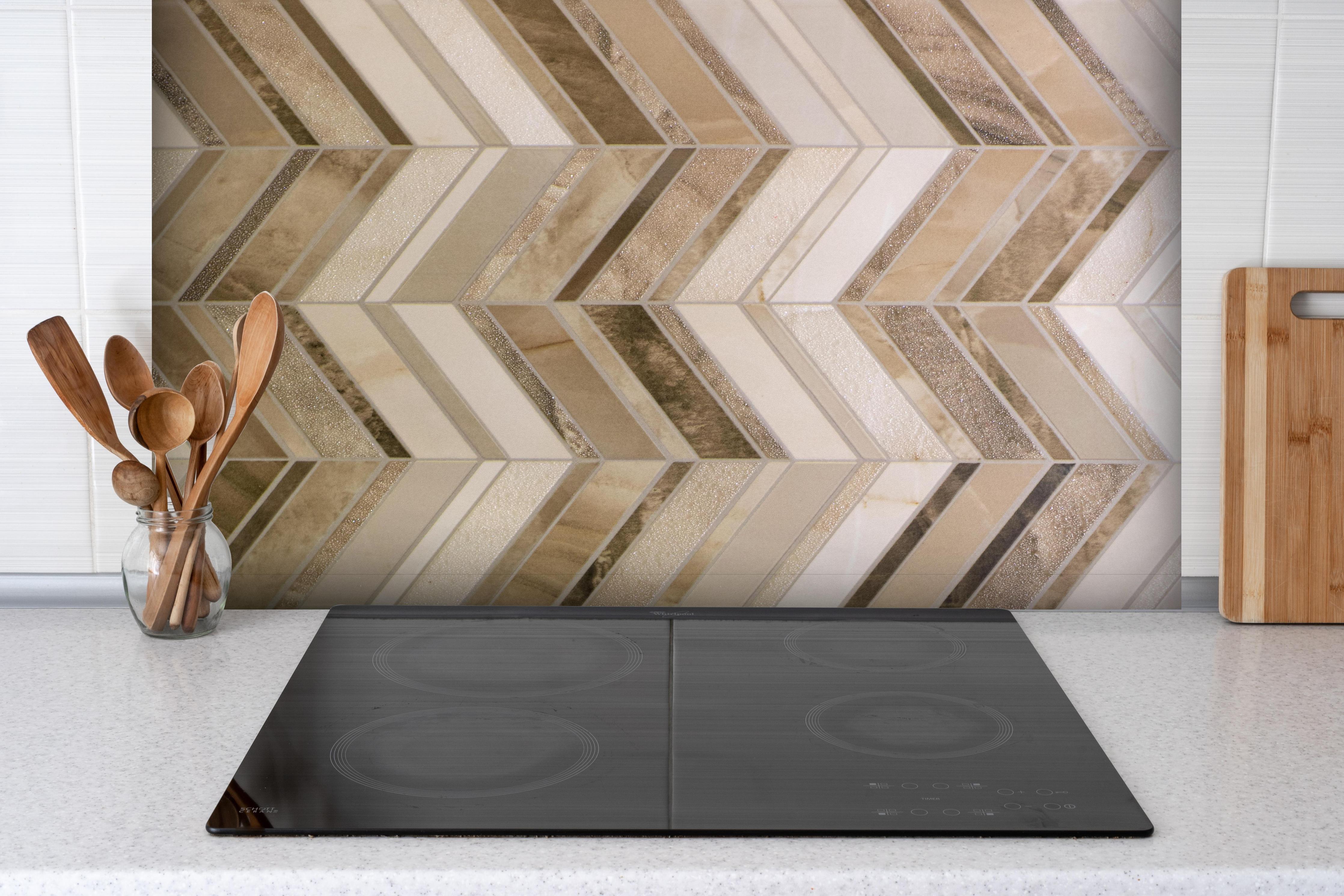 Spritzschutz - Moderne Weiß-Graue Wandfliesen Struktur hinter einem Cerankochfeld zwischen Holz-Kochutensilien