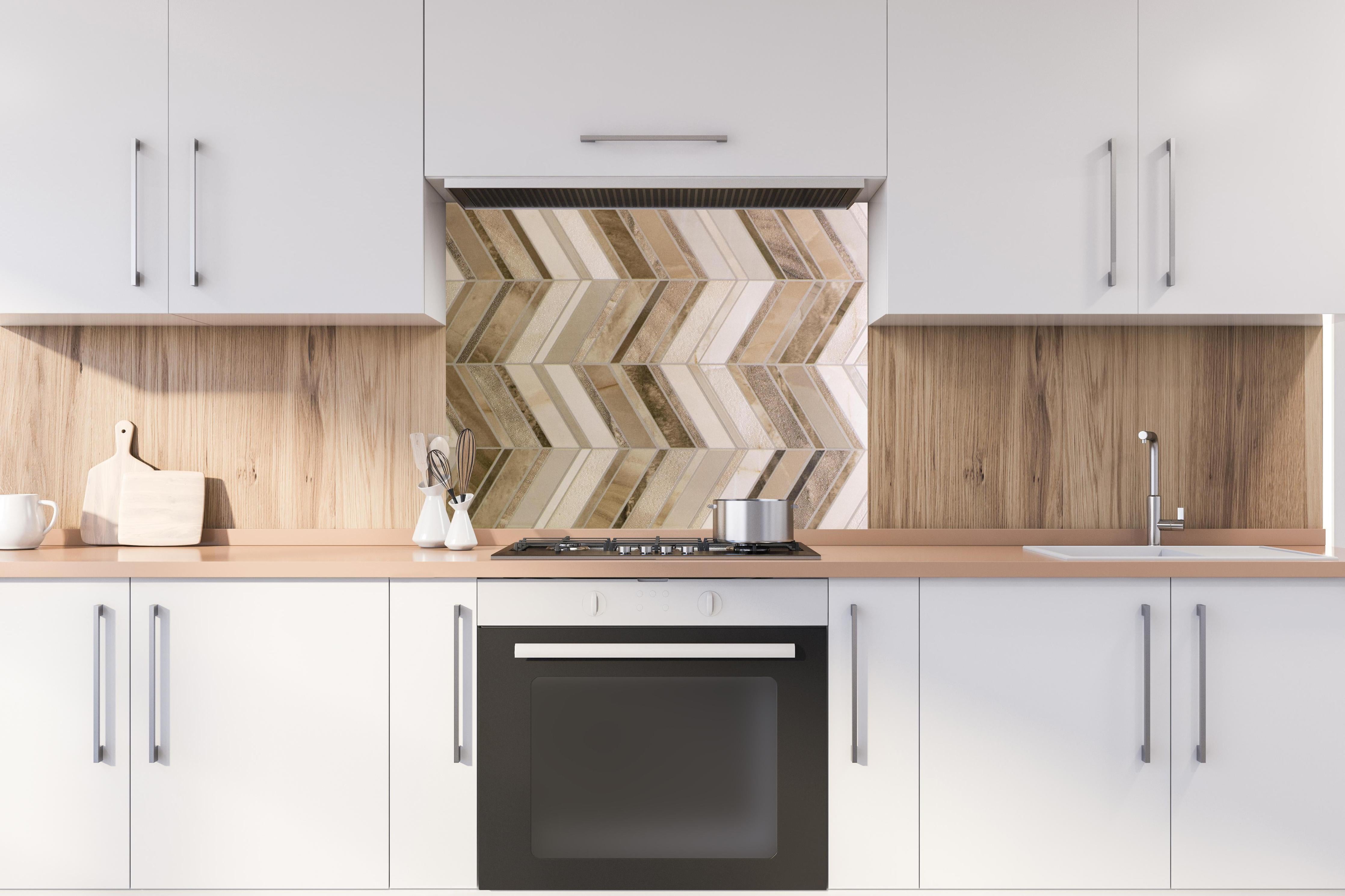 Spritzschutz - Moderne Weiß-Graue Wandfliesen Struktur hinter einem Cerankochfeld zwischen Holz-Kochutensilien