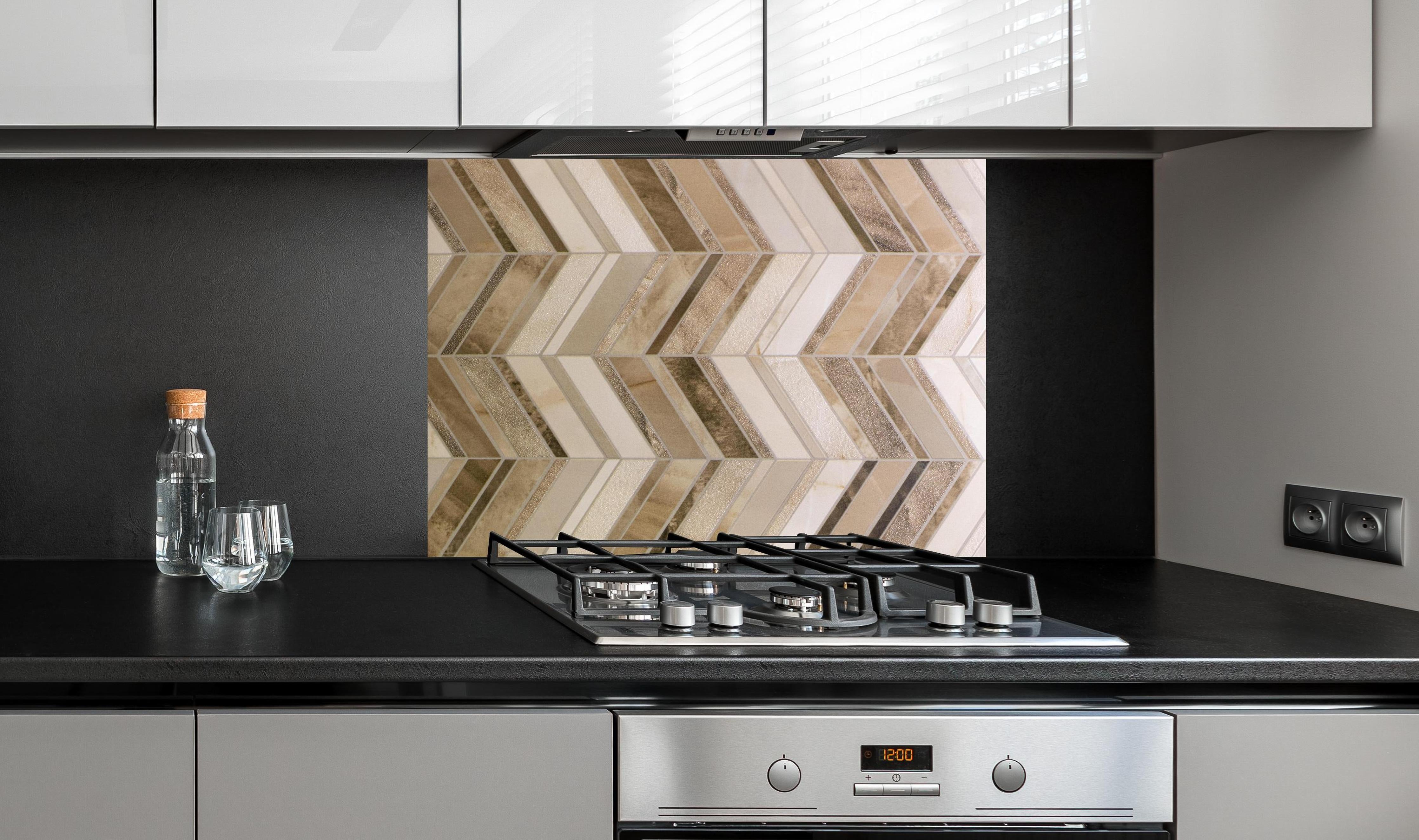 Spritzschutz - Moderne Weiß-Graue Wandfliesen Struktur hinter einem Cerankochfeld zwischen Holz-Kochutensilien