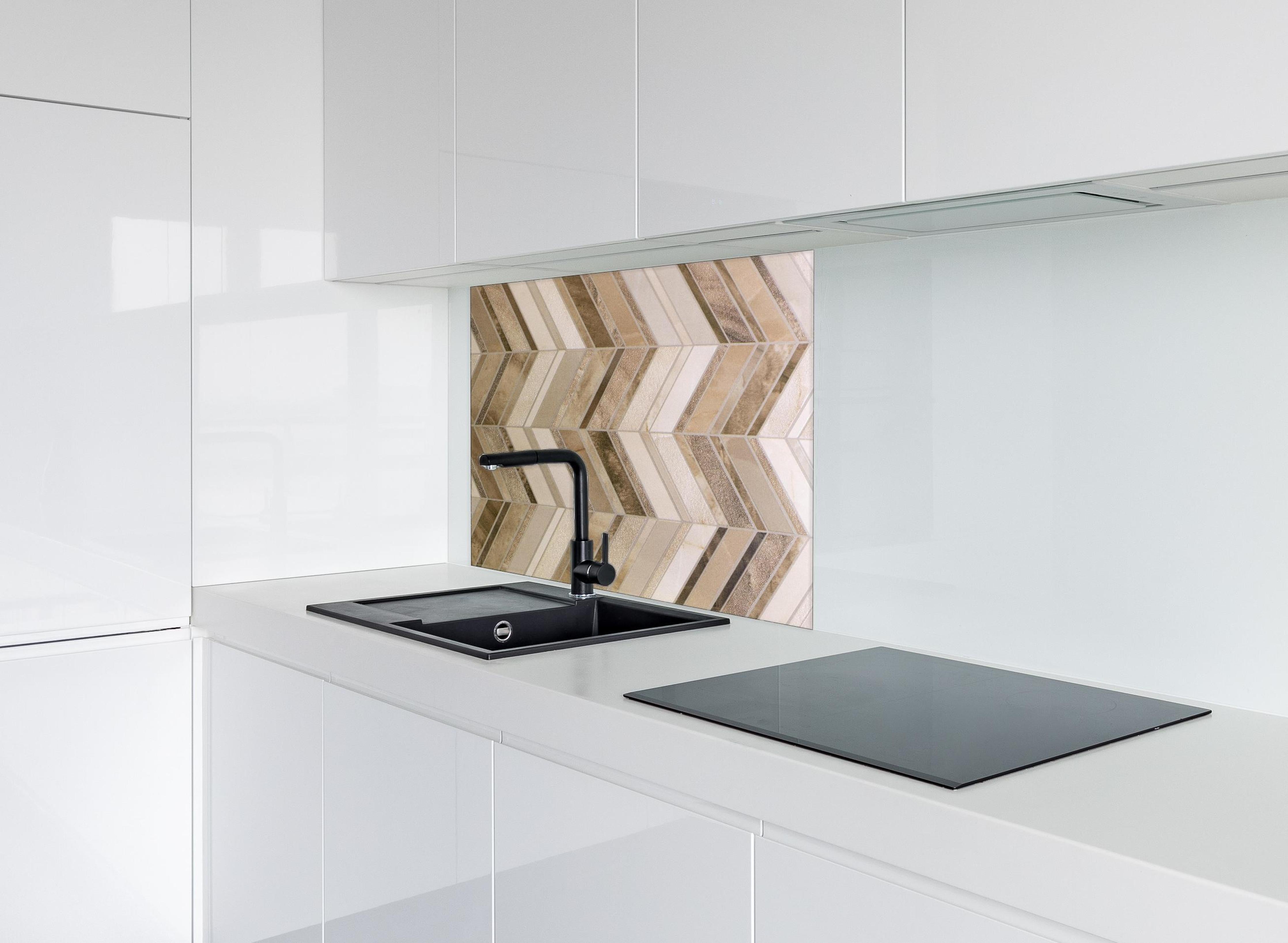 Spritzschutz - Moderne Weiß-Graue Wandfliesen Struktur hinter einem Cerankochfeld zwischen Holz-Kochutensilien