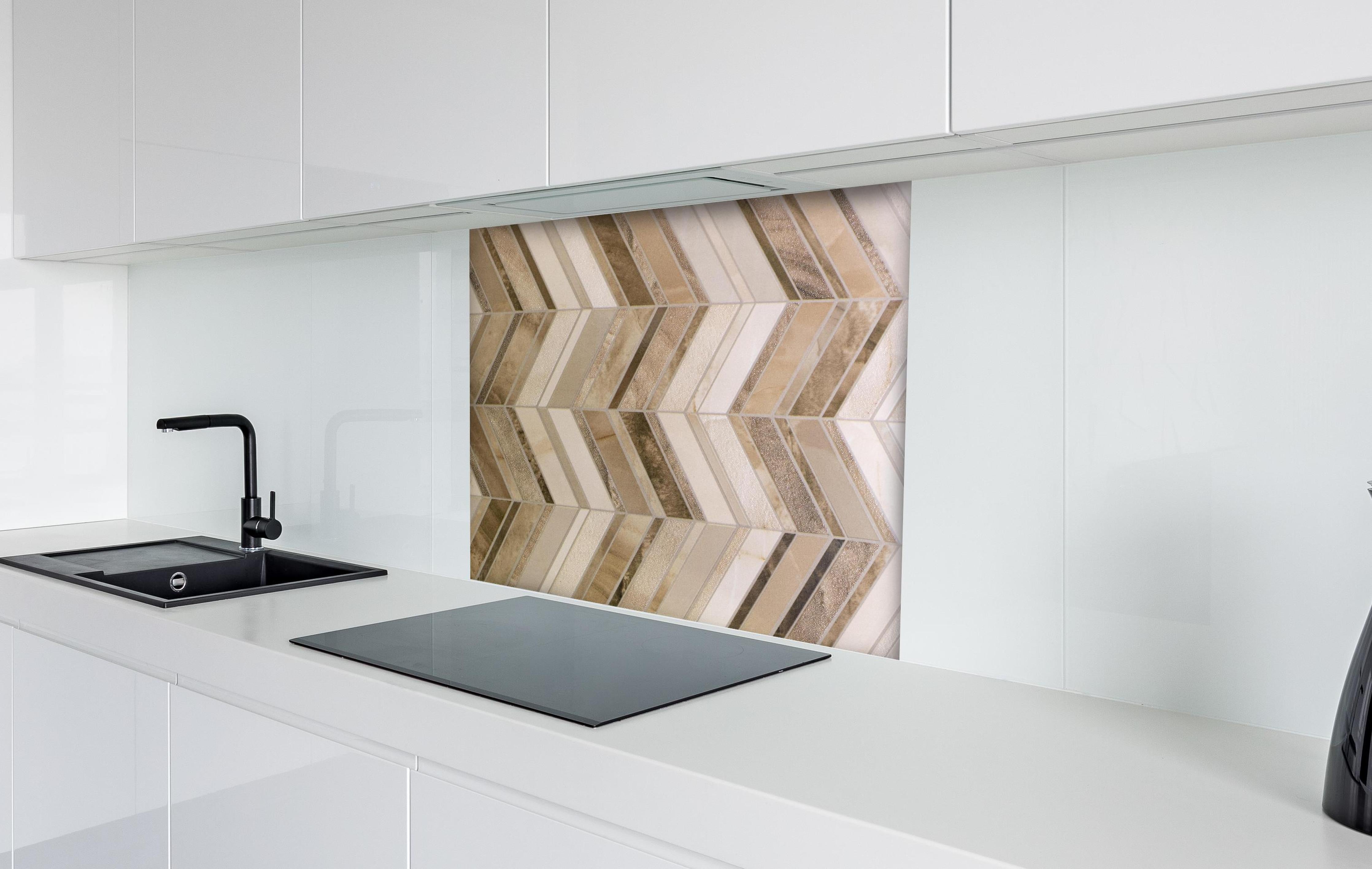 Spritzschutz - Moderne Weiß-Graue Wandfliesen Struktur hinter einem Cerankochfeld zwischen Holz-Kochutensilien