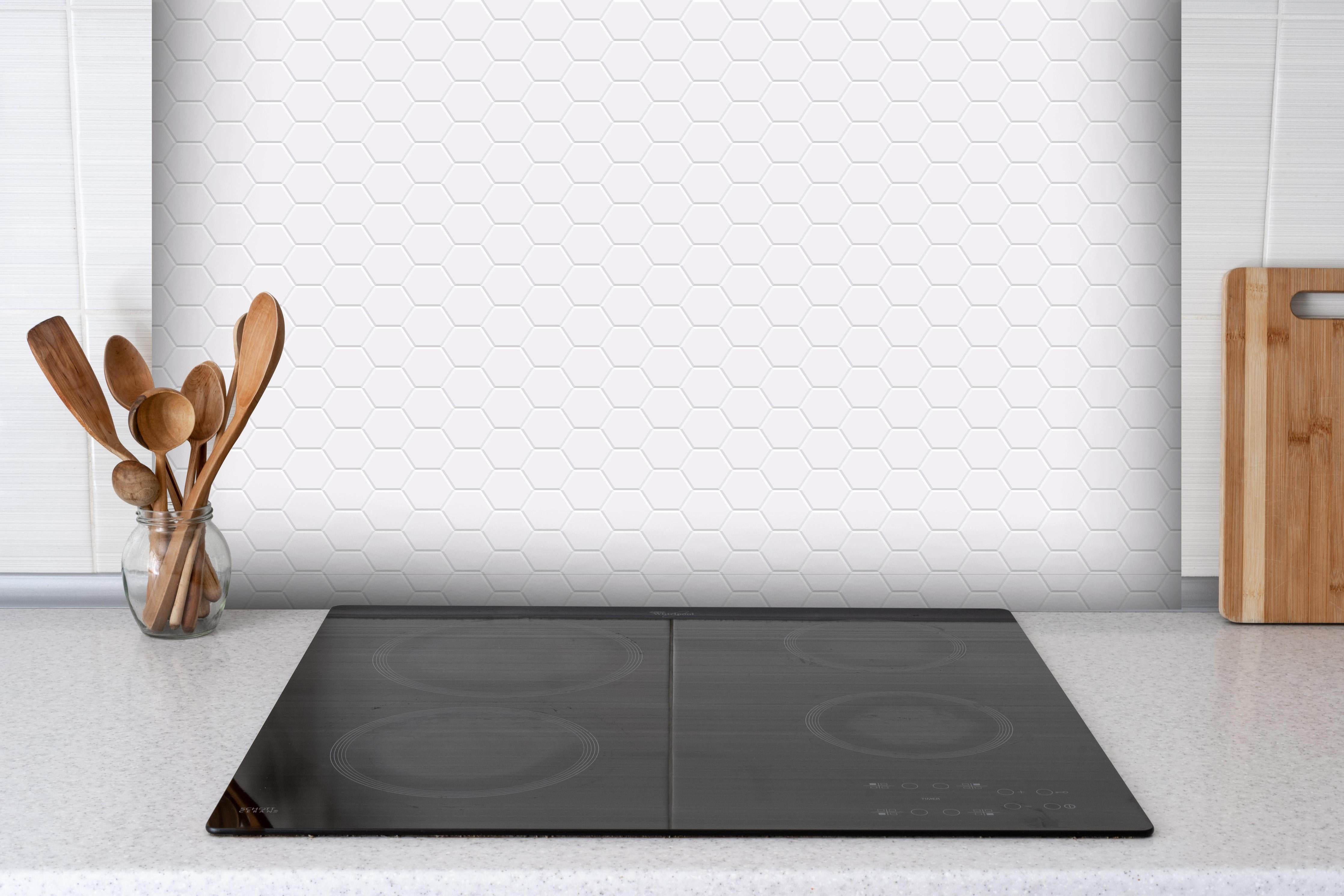 Spritzschutz - Moderne Weiß und Grau Mauerwerktextur hinter einem Cerankochfeld zwischen Holz-Kochutensilien