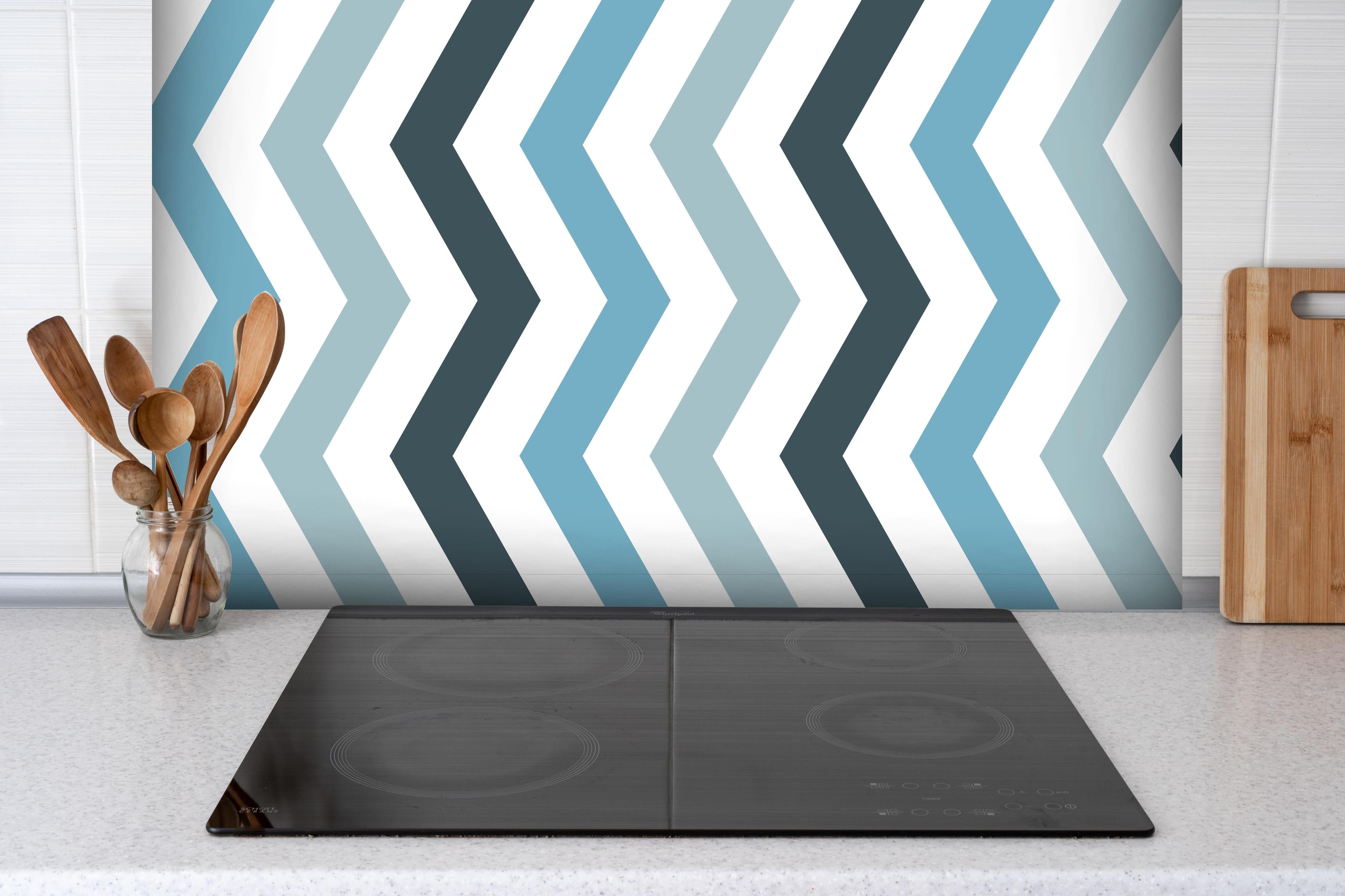 Spritzschutz - Moderne Zickzack Grafik in Grau-Weiß hinter einem Cerankochfeld zwischen Holz-Kochutensilien