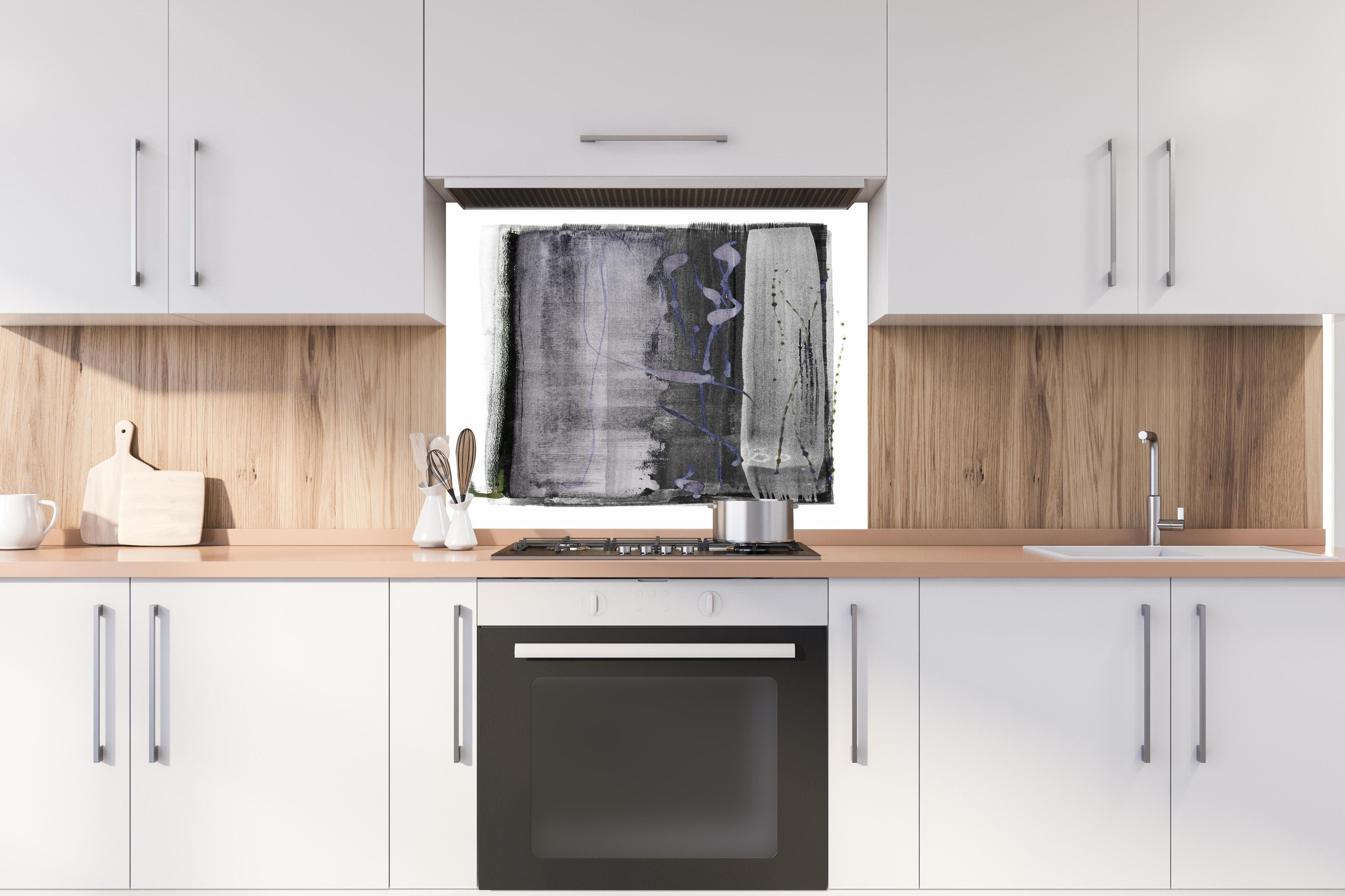 Spritzschutz - Moderne abstrakte Aquarellmalerei in Grau hinter einem Cerankochfeld zwischen Holz-Kochutensilien