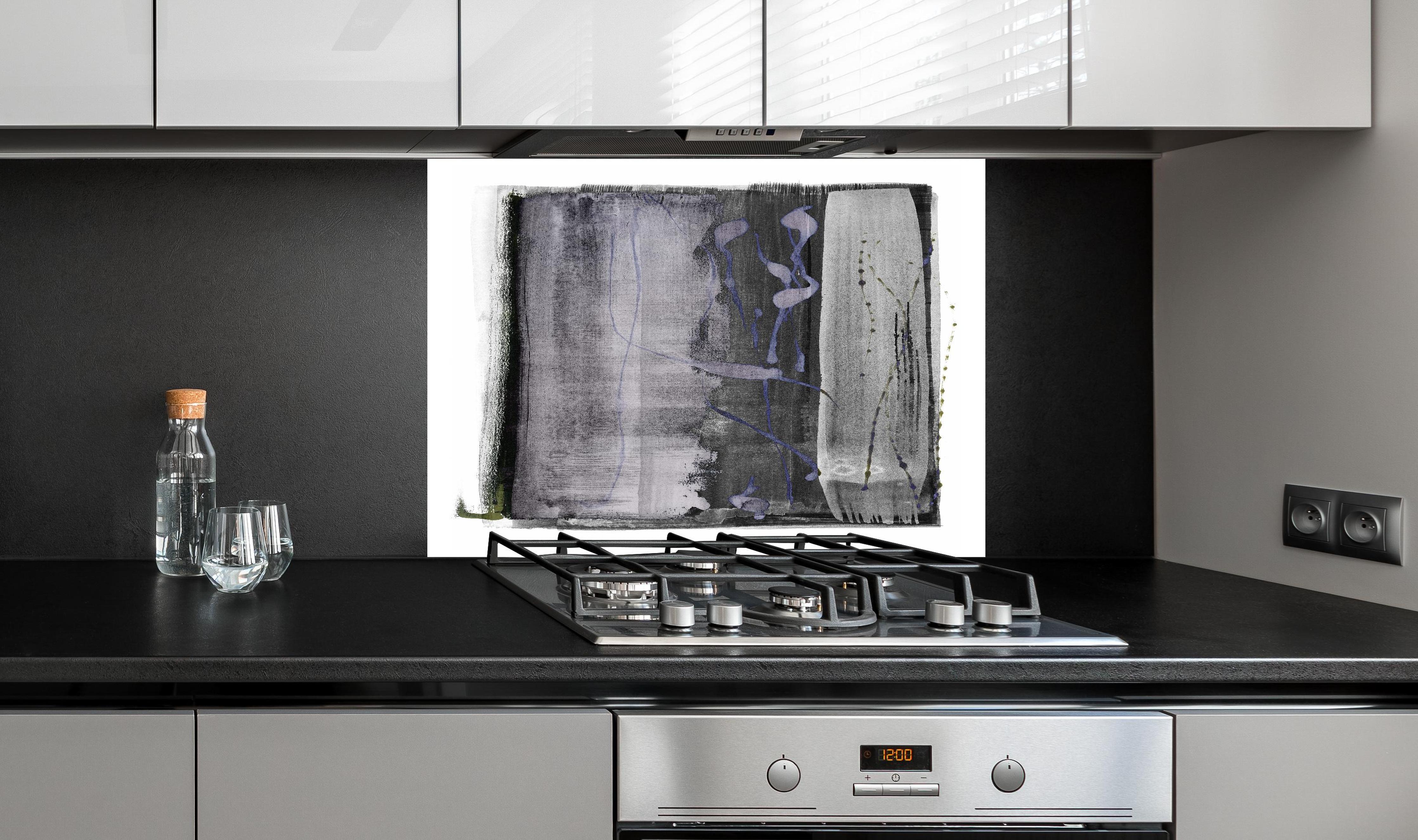Spritzschutz - Moderne abstrakte Aquarellmalerei in Grau hinter einem Cerankochfeld zwischen Holz-Kochutensilien