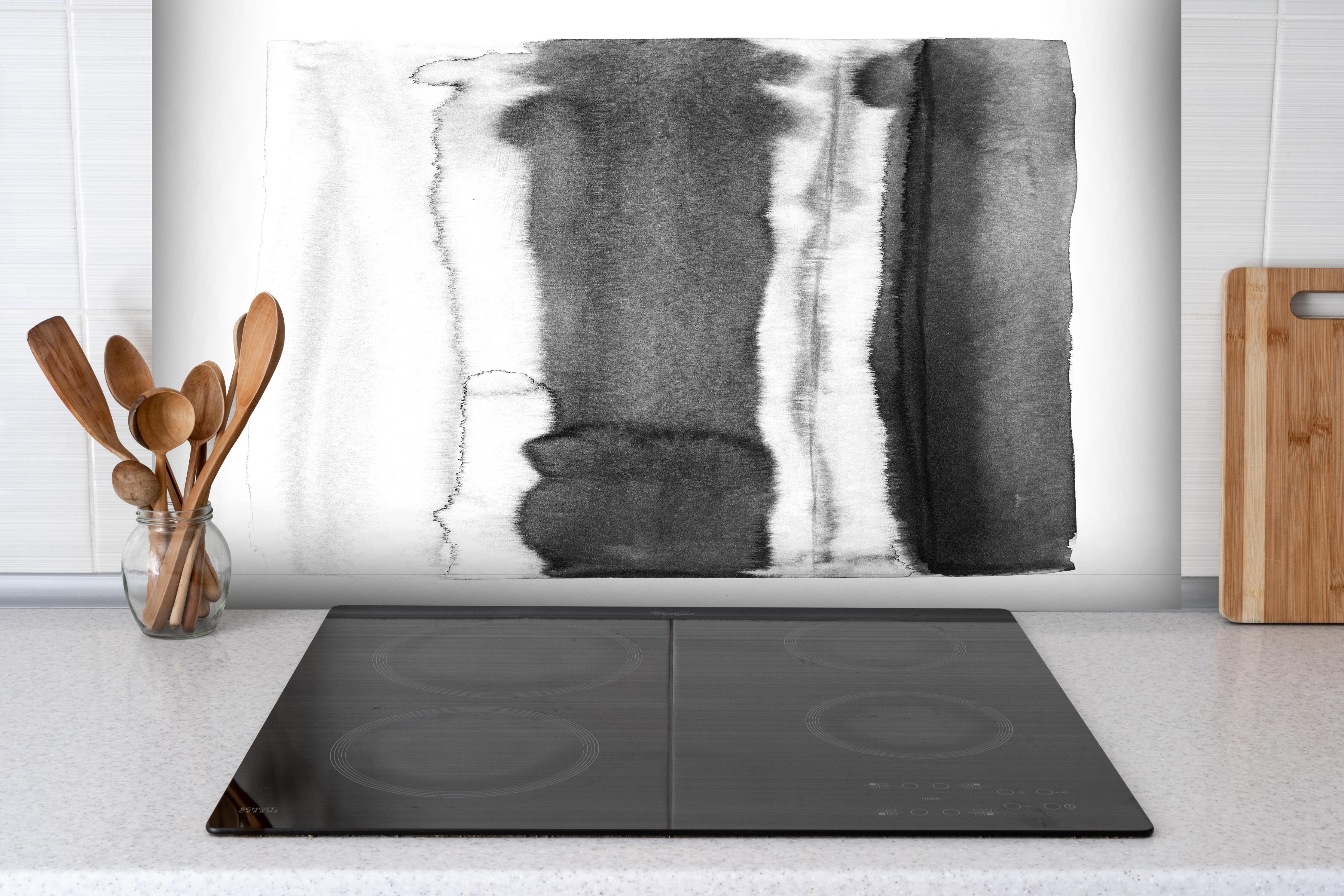 Spritzschutz - Moderne abstrakte Aquarellstruktur in Schwarz-Weiß hinter einem Cerankochfeld zwischen Holz-Kochutensilien