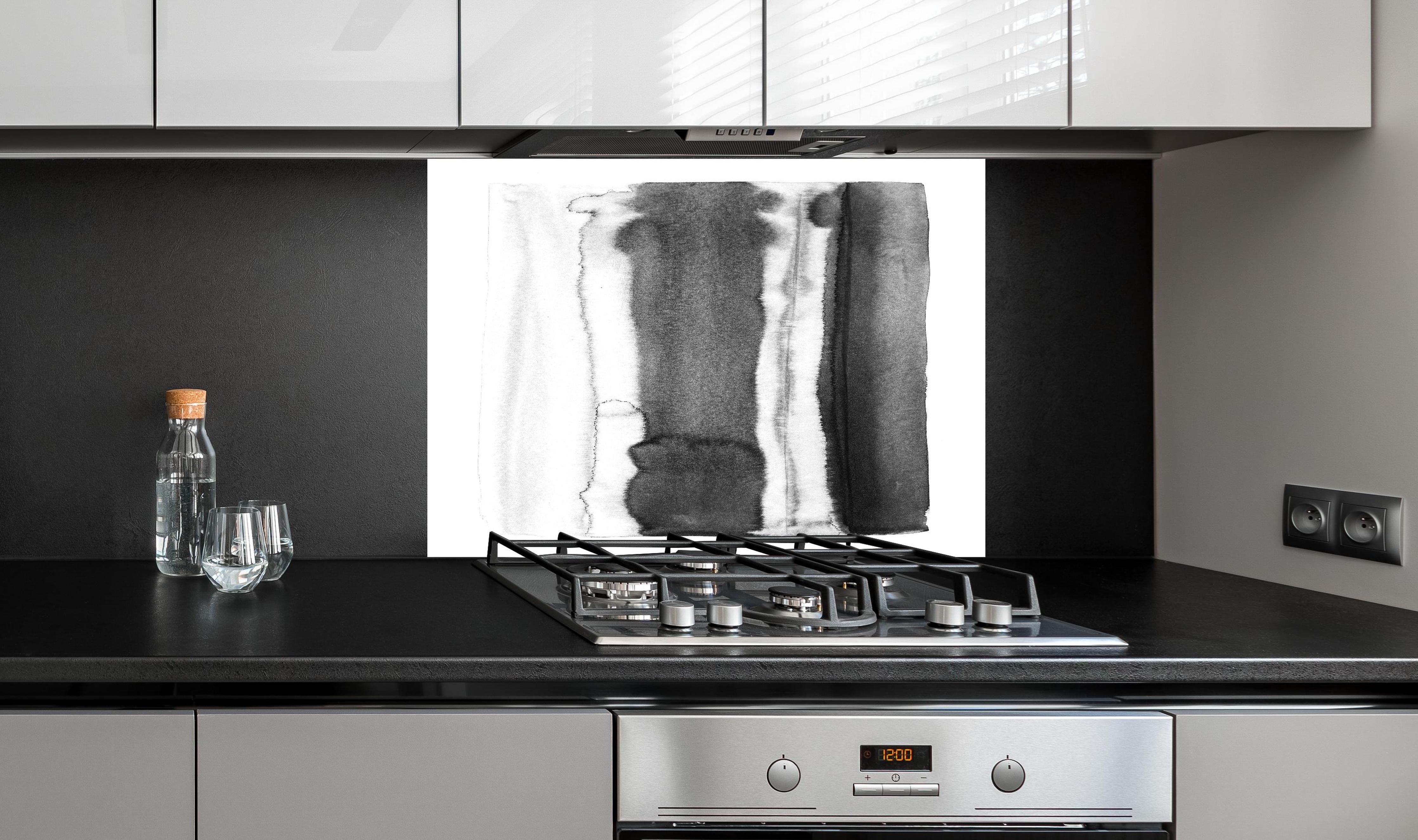 Spritzschutz - Moderne abstrakte Aquarellstruktur in Schwarz-Weiß hinter einem Cerankochfeld zwischen Holz-Kochutensilien