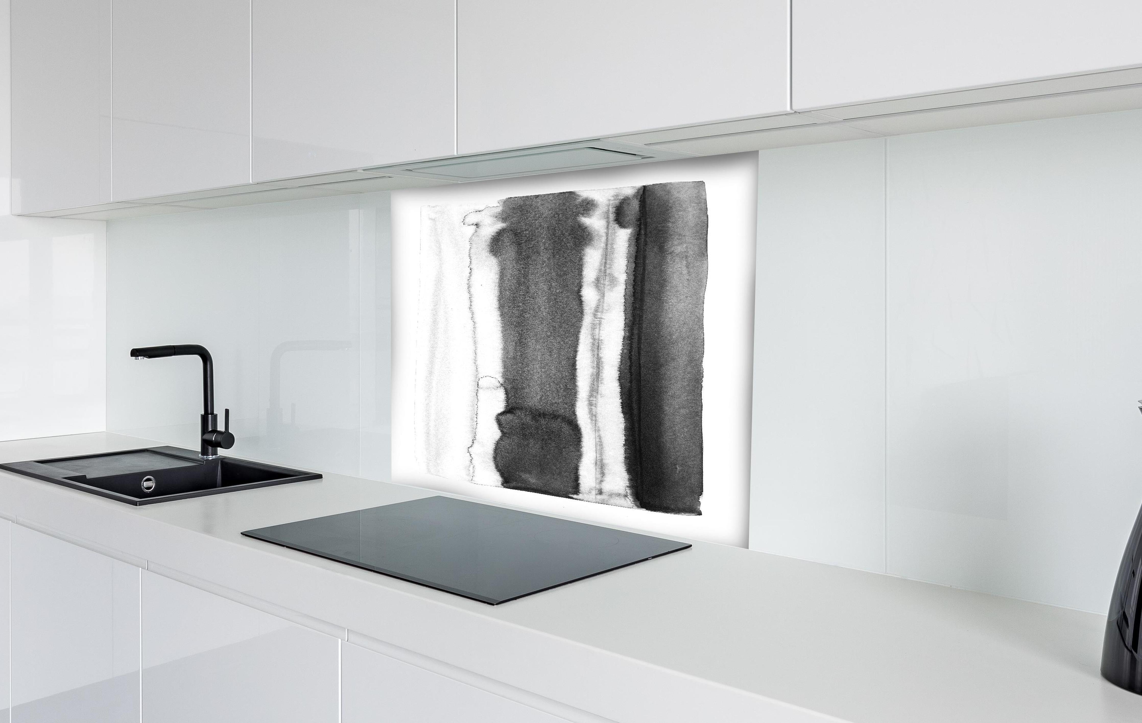 Spritzschutz - Moderne abstrakte Aquarellstruktur in Schwarz-Weiß hinter einem Cerankochfeld zwischen Holz-Kochutensilien