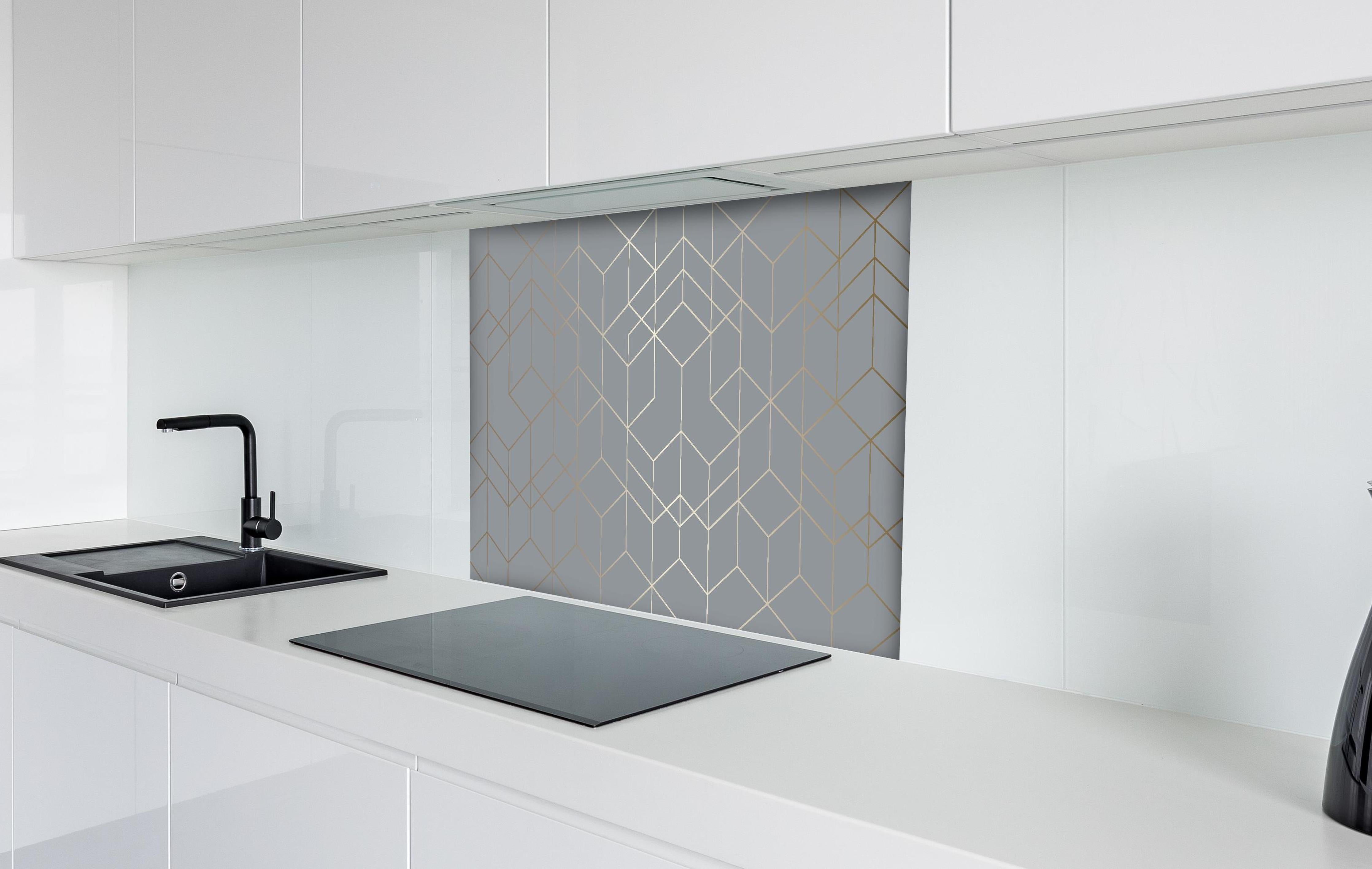 Spritzschutz - Moderne abstrakte Geometrie in Grautönen hinter einem Cerankochfeld zwischen Holz-Kochutensilien