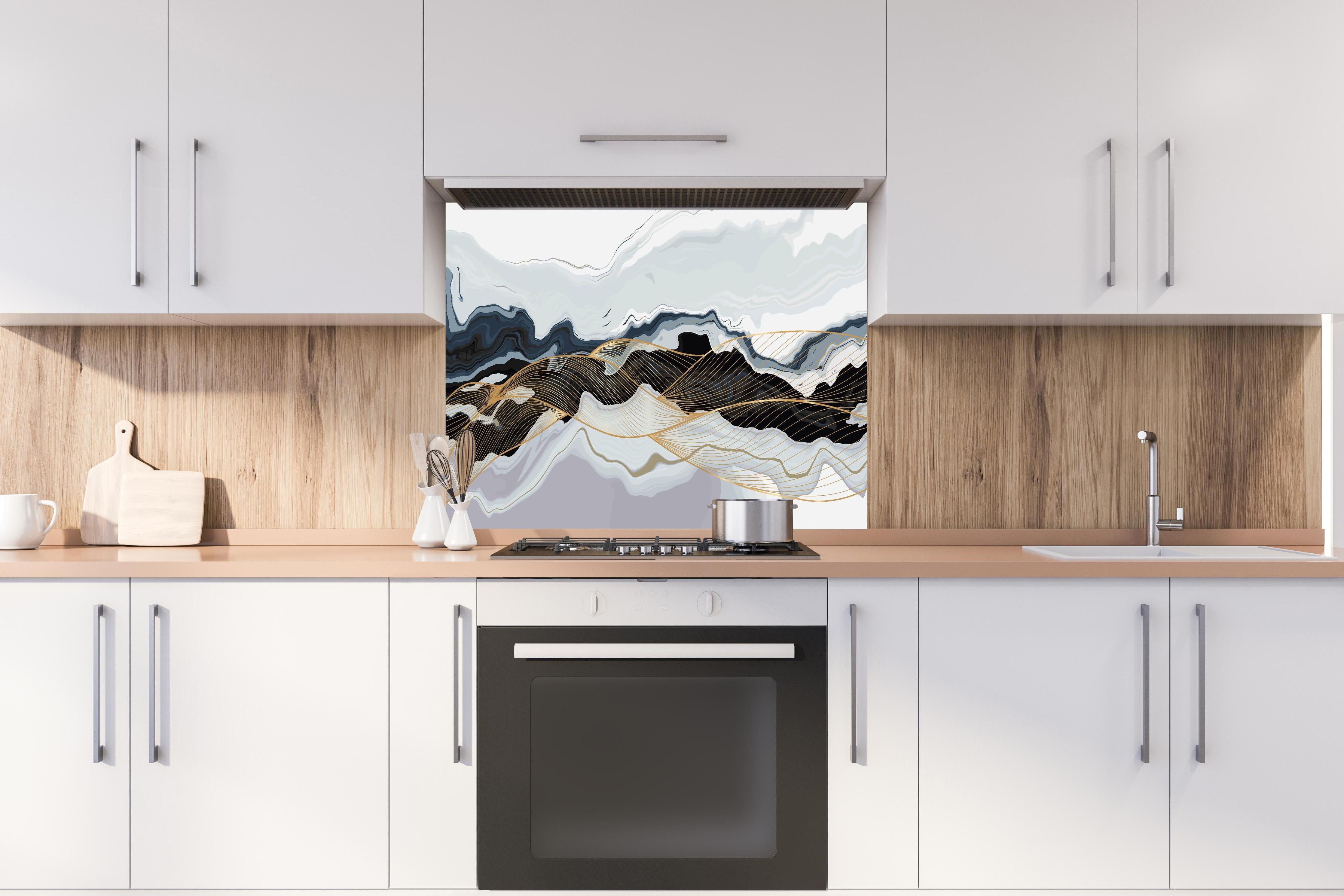 Spritzschutz - Moderne abstrakte Kunst in Erdtönen hinter einem Cerankochfeld zwischen Holz-Kochutensilien