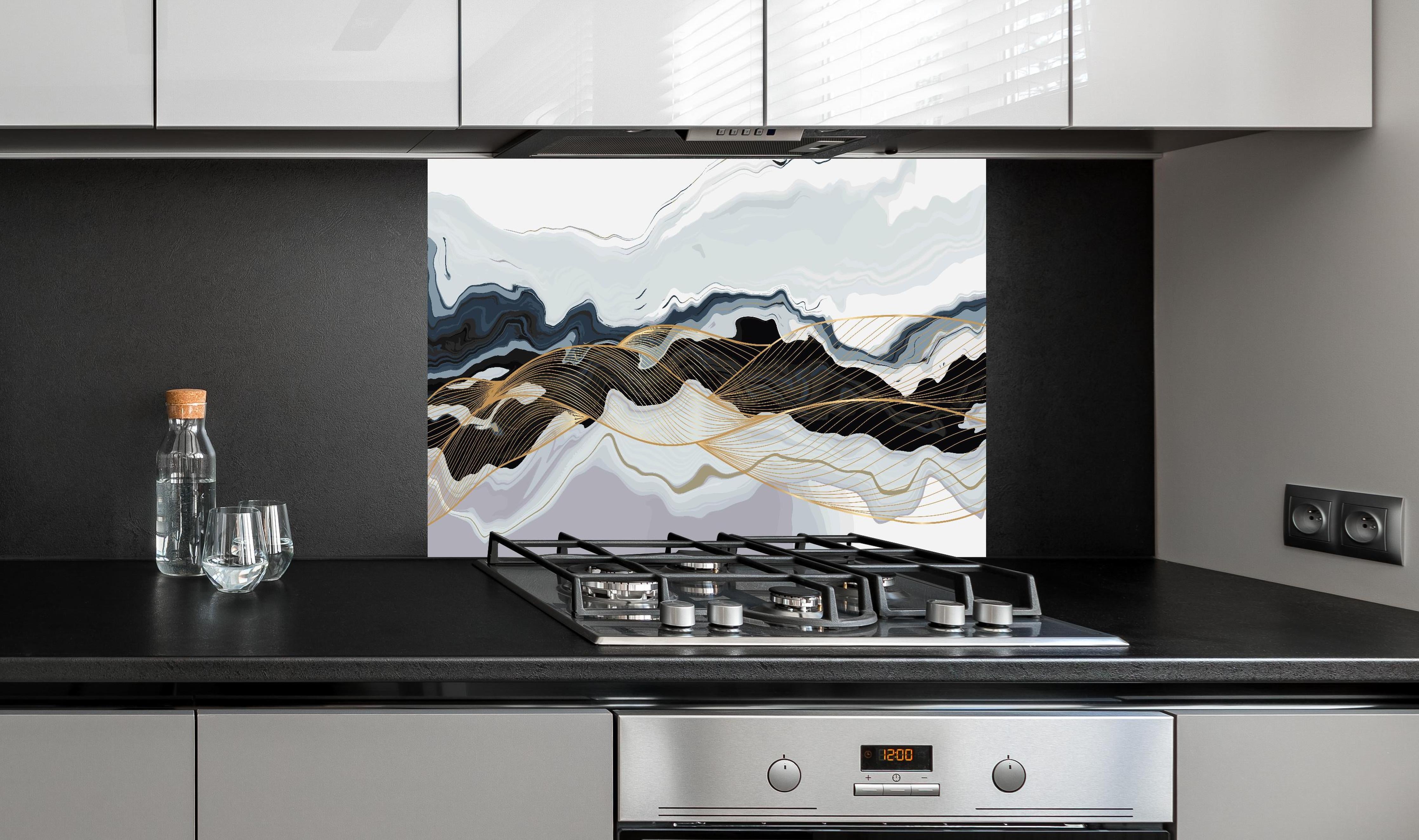 Spritzschutz - Moderne abstrakte Kunst in Erdtönen hinter einem Cerankochfeld zwischen Holz-Kochutensilien