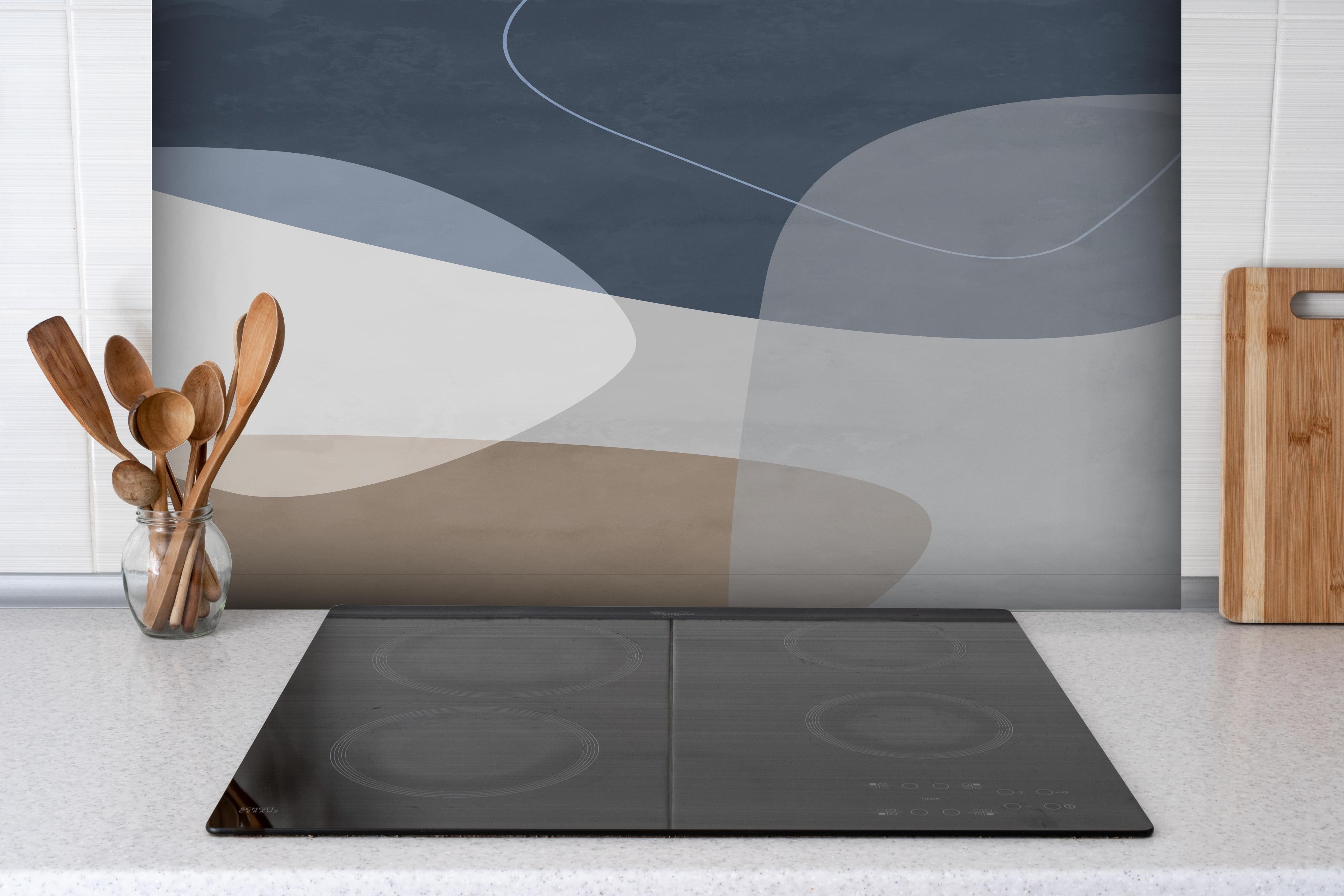 Spritzschutz - Moderne abstrakte Kunst in Pastelltönen hinter einem Cerankochfeld zwischen Holz-Kochutensilien