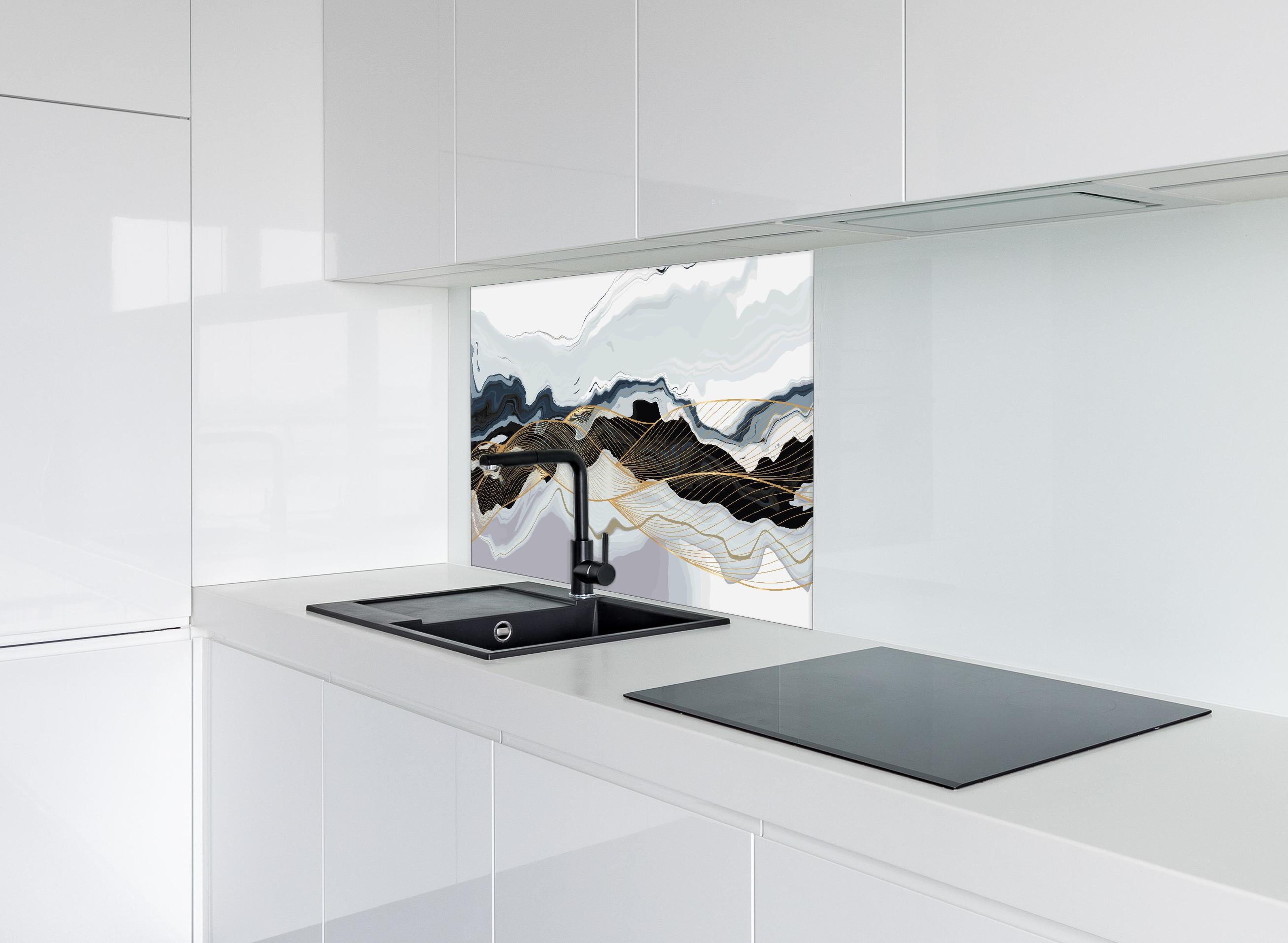 Spritzschutz - Moderne abstrakte Linienkunst in Erdtönen hinter einem Cerankochfeld zwischen Holz-Kochutensilien