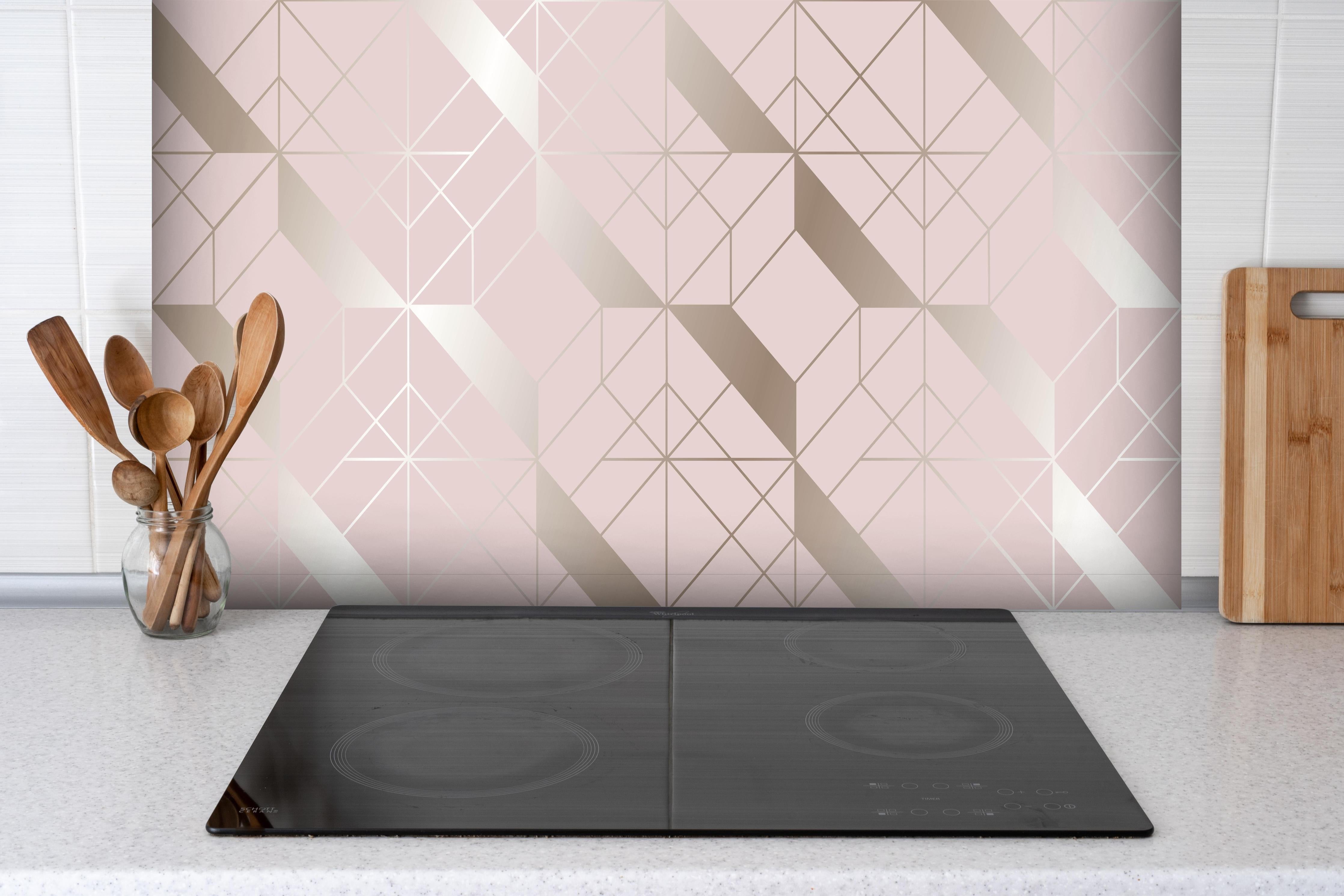 Spritzschutz - Moderne beige geometrische Design-Tapete hinter einem Cerankochfeld zwischen Holz-Kochutensilien