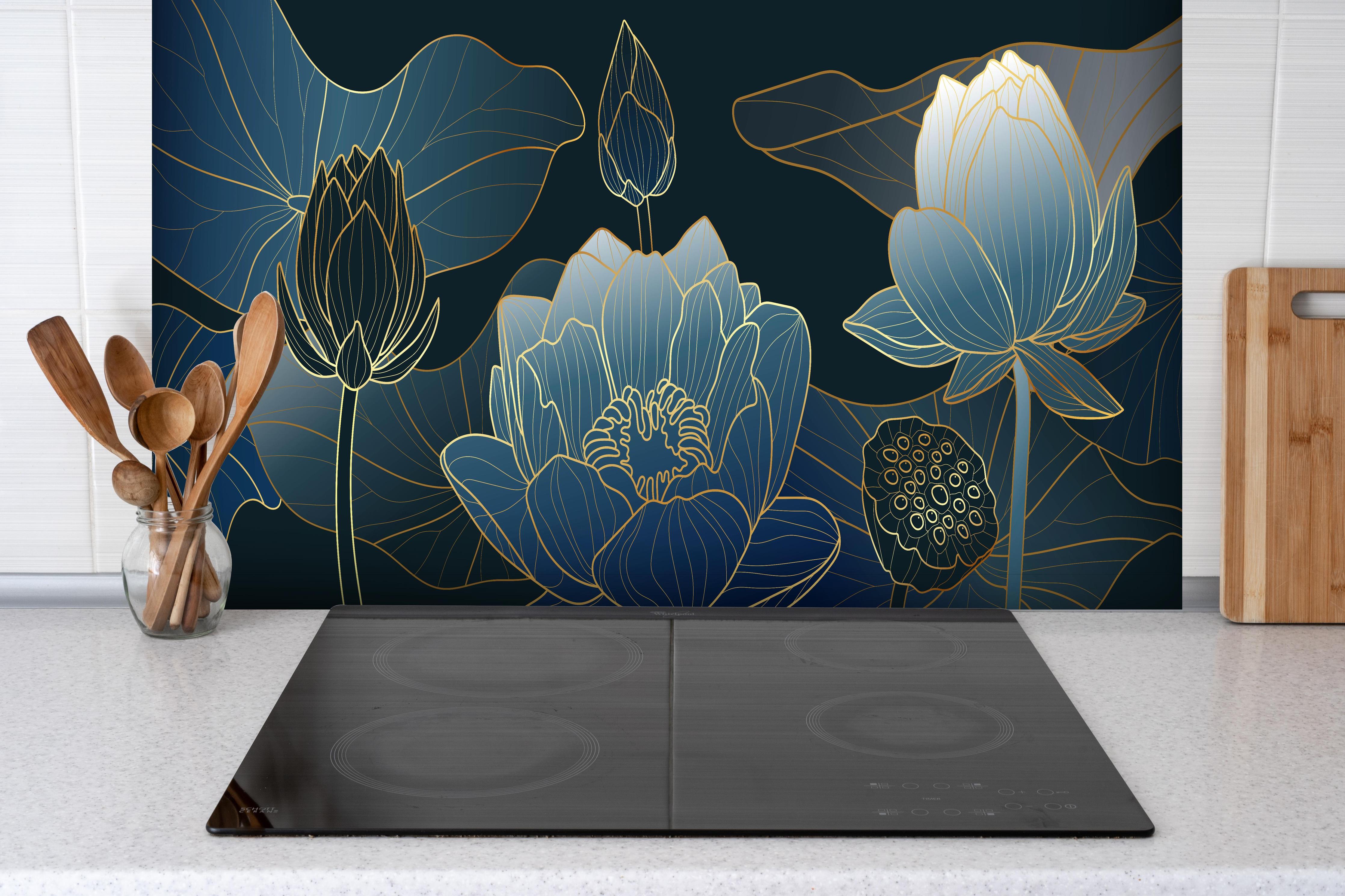 Spritzschutz - Moderne dunkelblaue Lotus Linienzeichnung hinter einem Cerankochfeld zwischen Holz-Kochutensilien