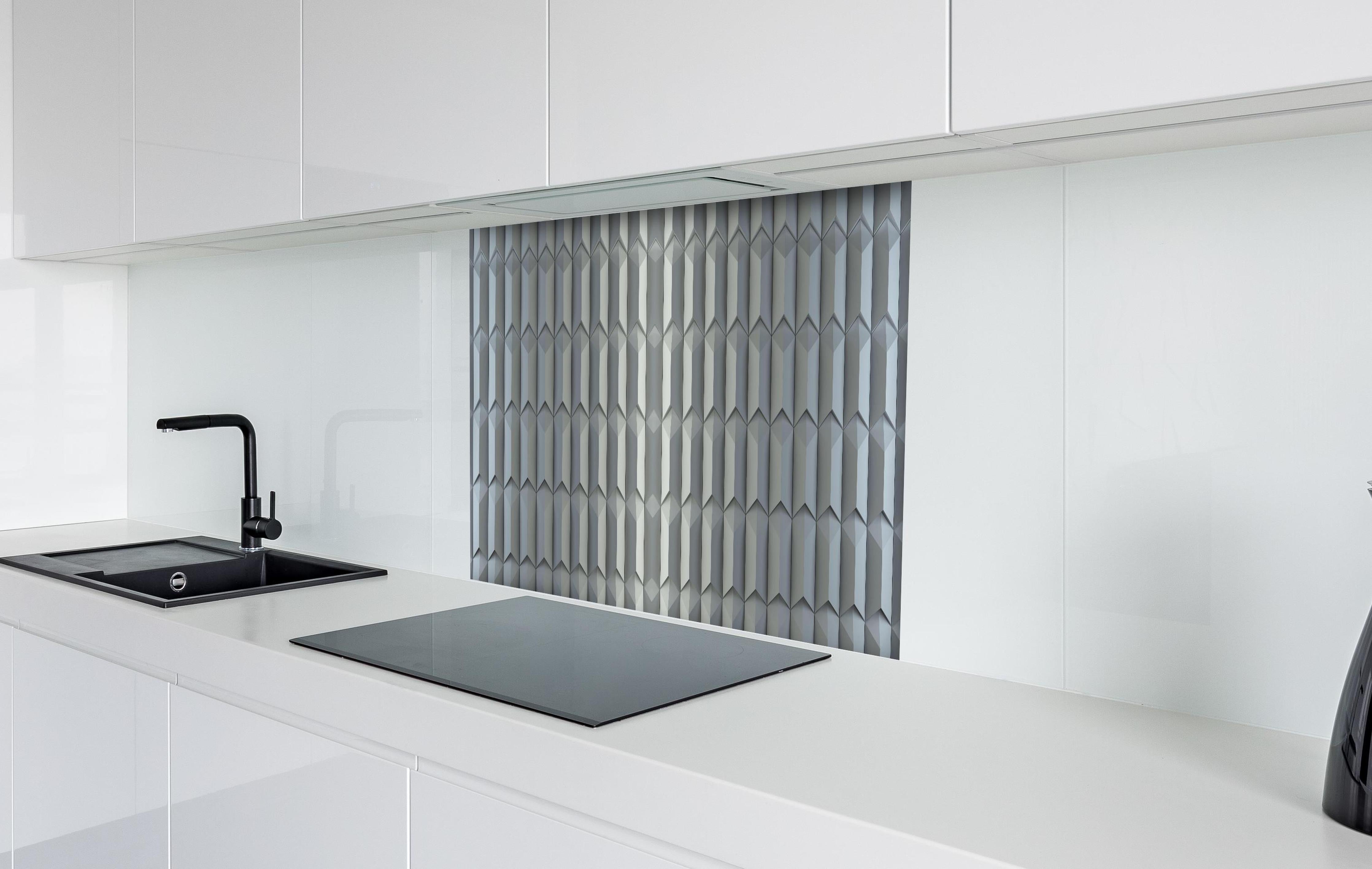Spritzschutz - Moderne geometrische Struktur in Grau-Weiß hinter einem Cerankochfeld zwischen Holz-Kochutensilien