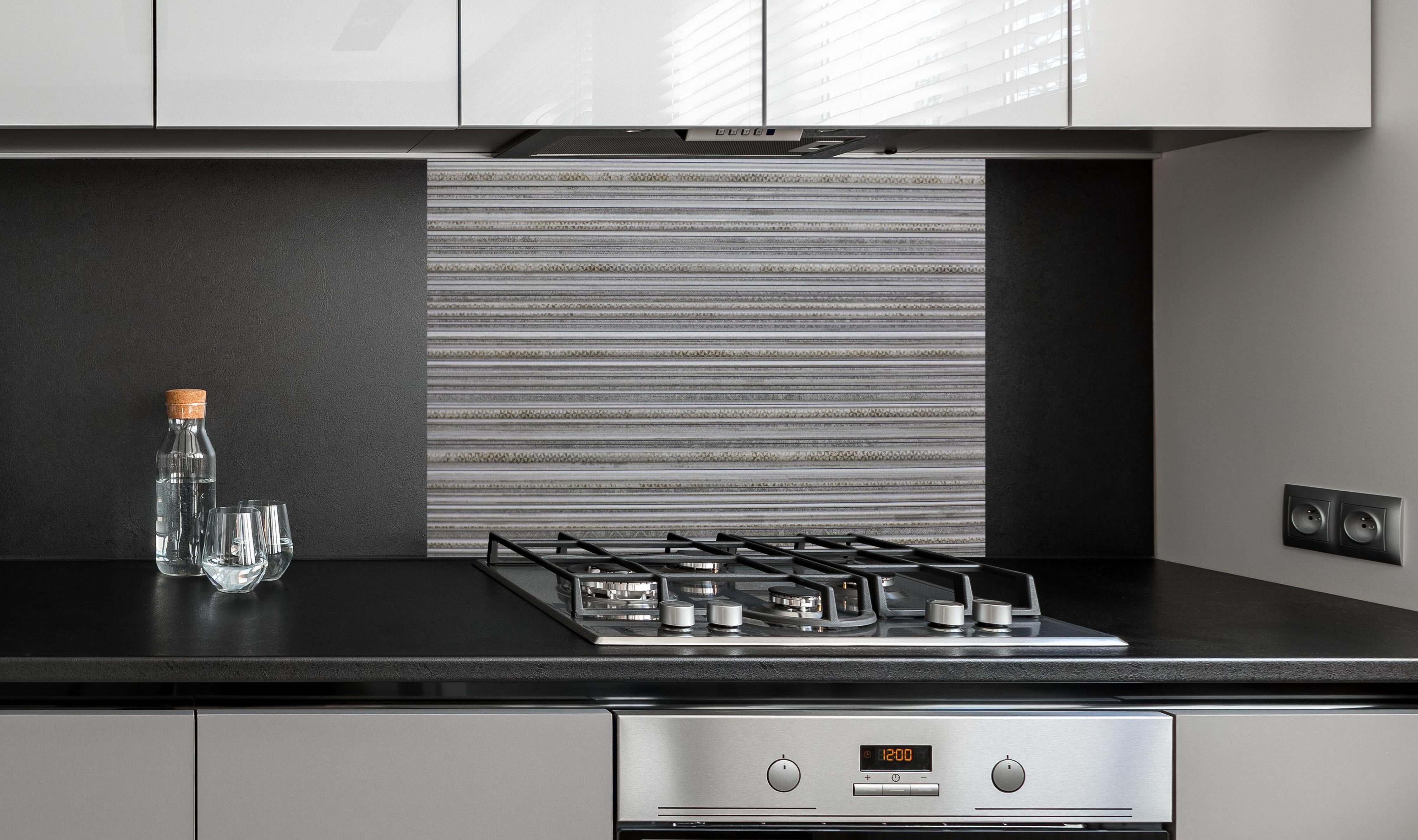 Spritzschutz - Moderne grau-weiße Linien Fliesentextur hinter einem Cerankochfeld zwischen Holz-Kochutensilien