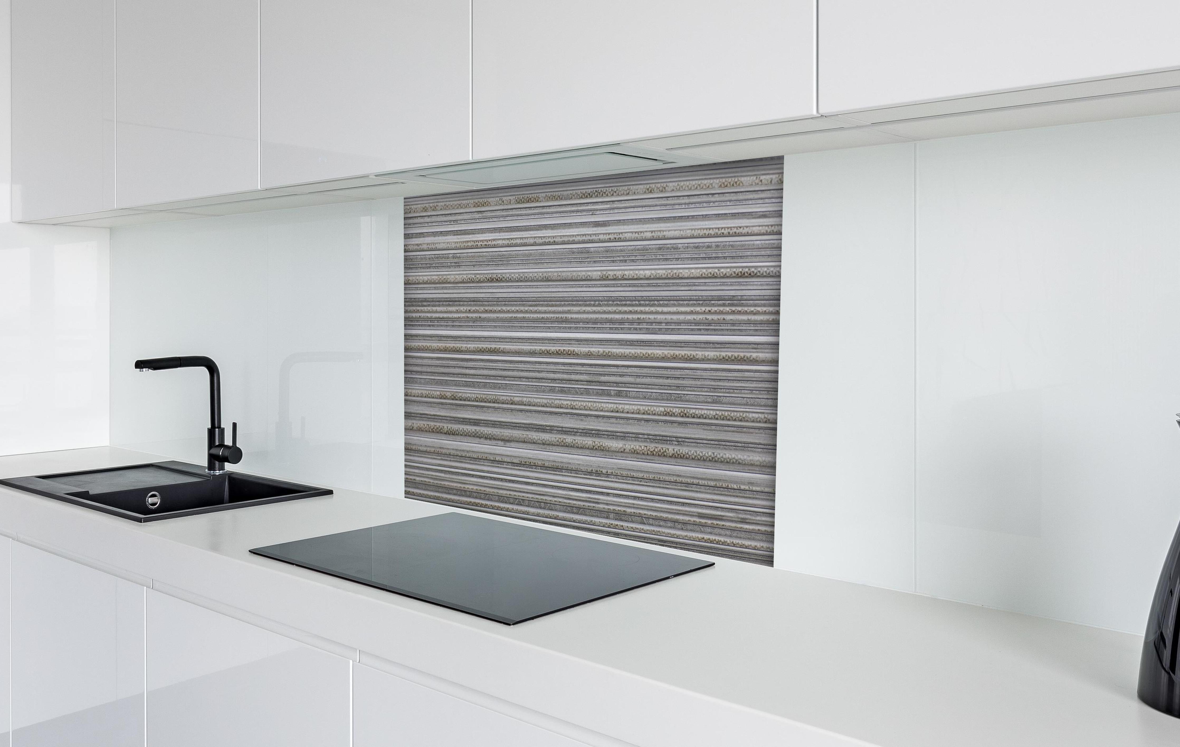 Spritzschutz - Moderne grau-weiße Linien Fliesentextur hinter einem Cerankochfeld zwischen Holz-Kochutensilien