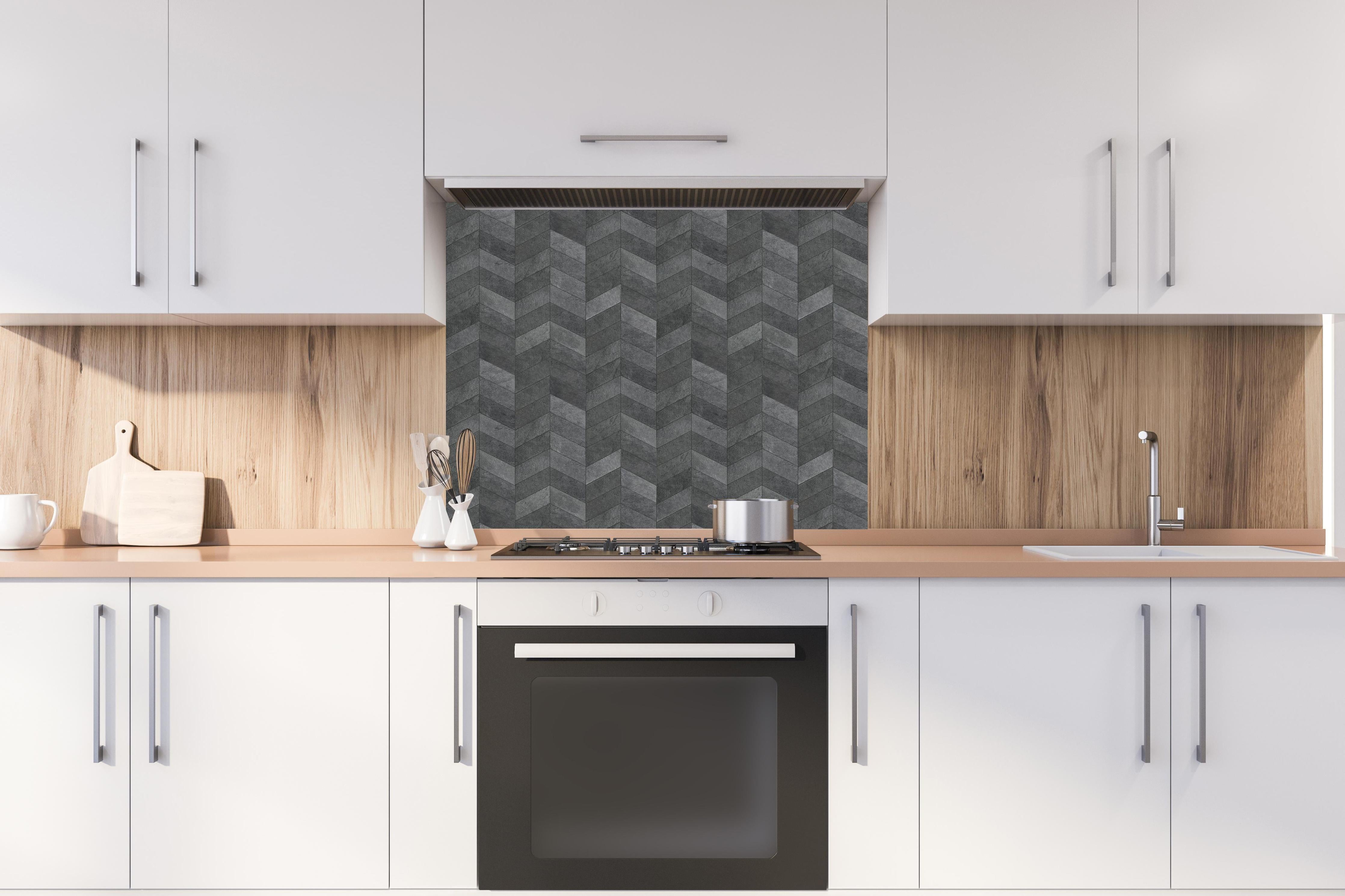 Spritzschutz - Moderne graue Chevron-Wandtextur hinter einem Cerankochfeld zwischen Holz-Kochutensilien