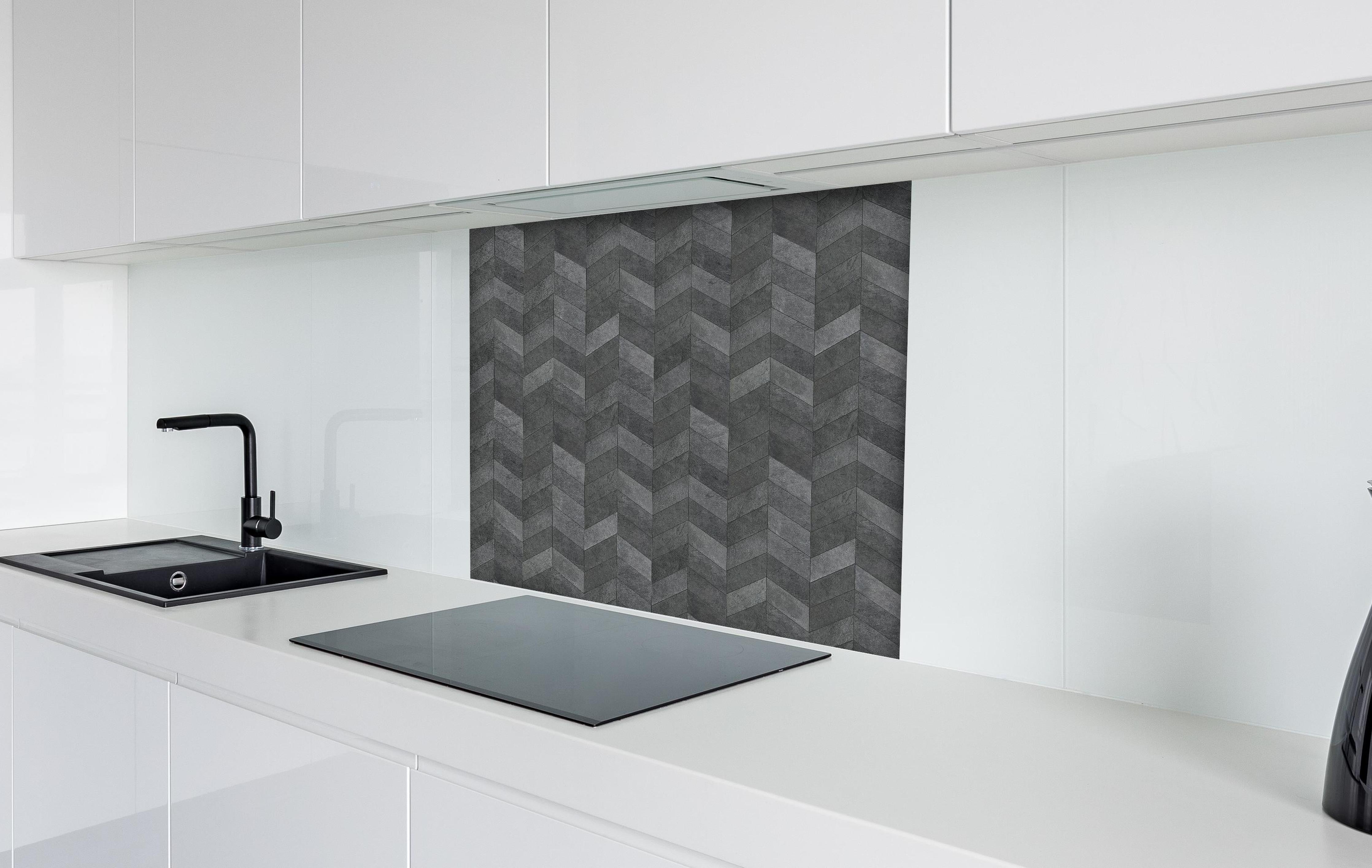 Spritzschutz - Moderne graue Chevron-Wandtextur hinter einem Cerankochfeld zwischen Holz-Kochutensilien