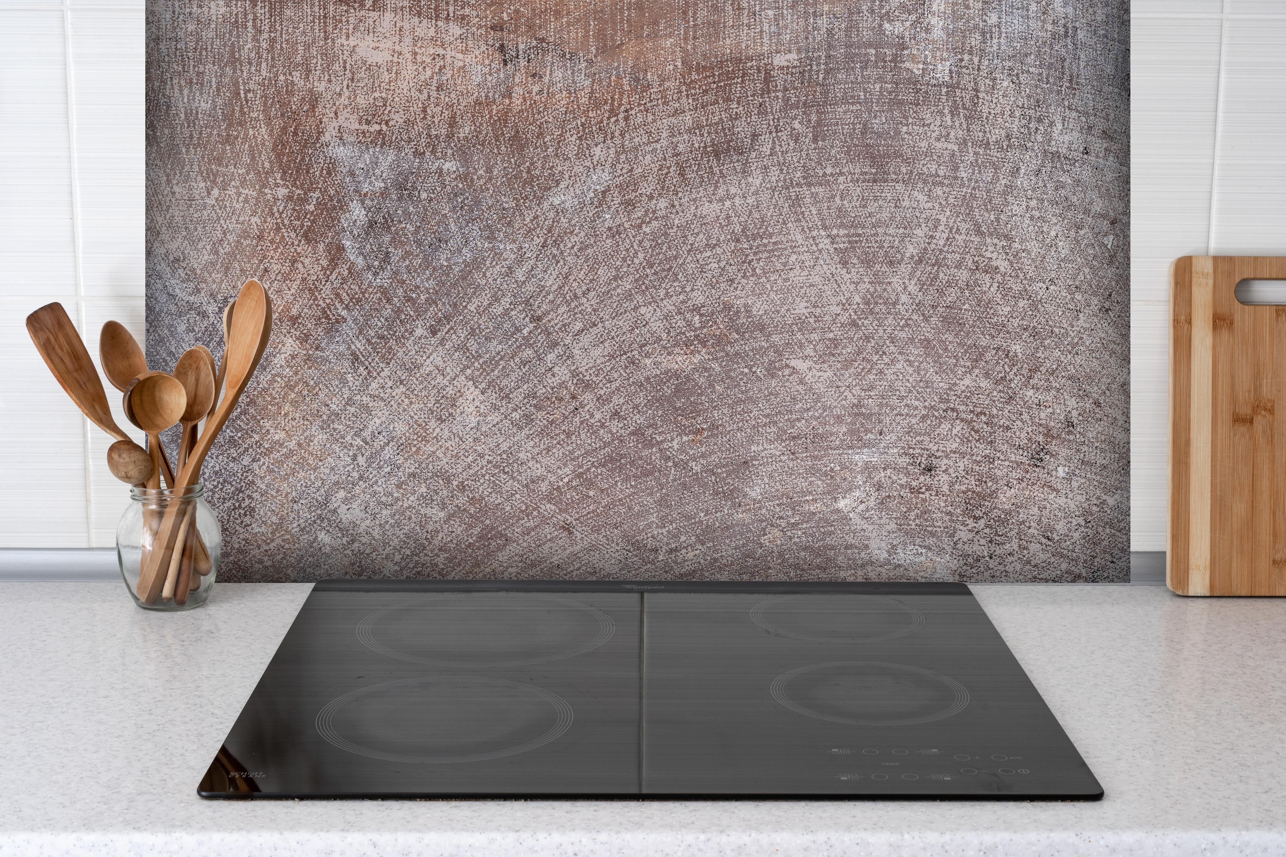 Spritzschutz - Moderne graue Marmor Betontextur hinter einem Cerankochfeld zwischen Holz-Kochutensilien