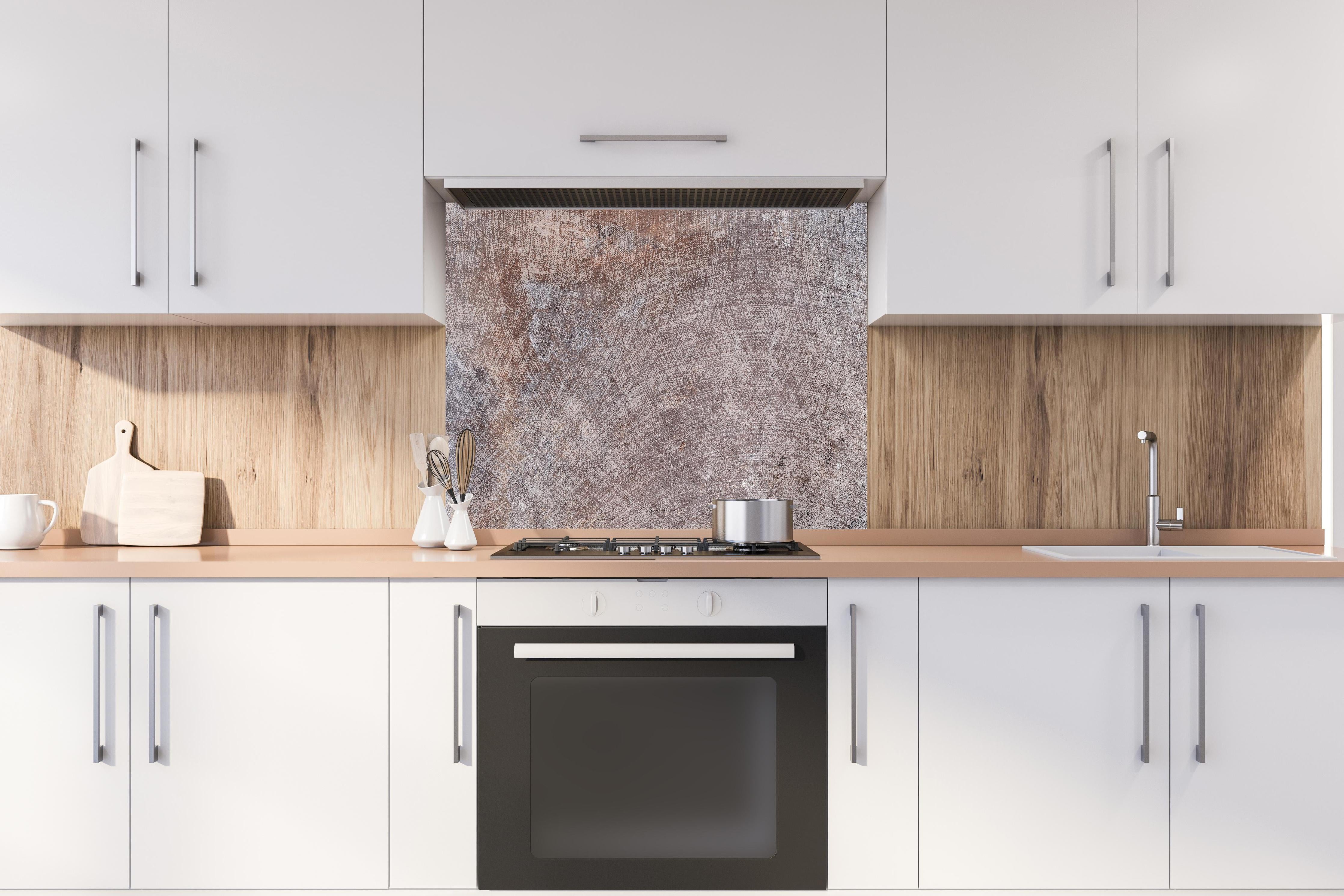 Spritzschutz - Moderne graue Marmor Betontextur hinter einem Cerankochfeld zwischen Holz-Kochutensilien