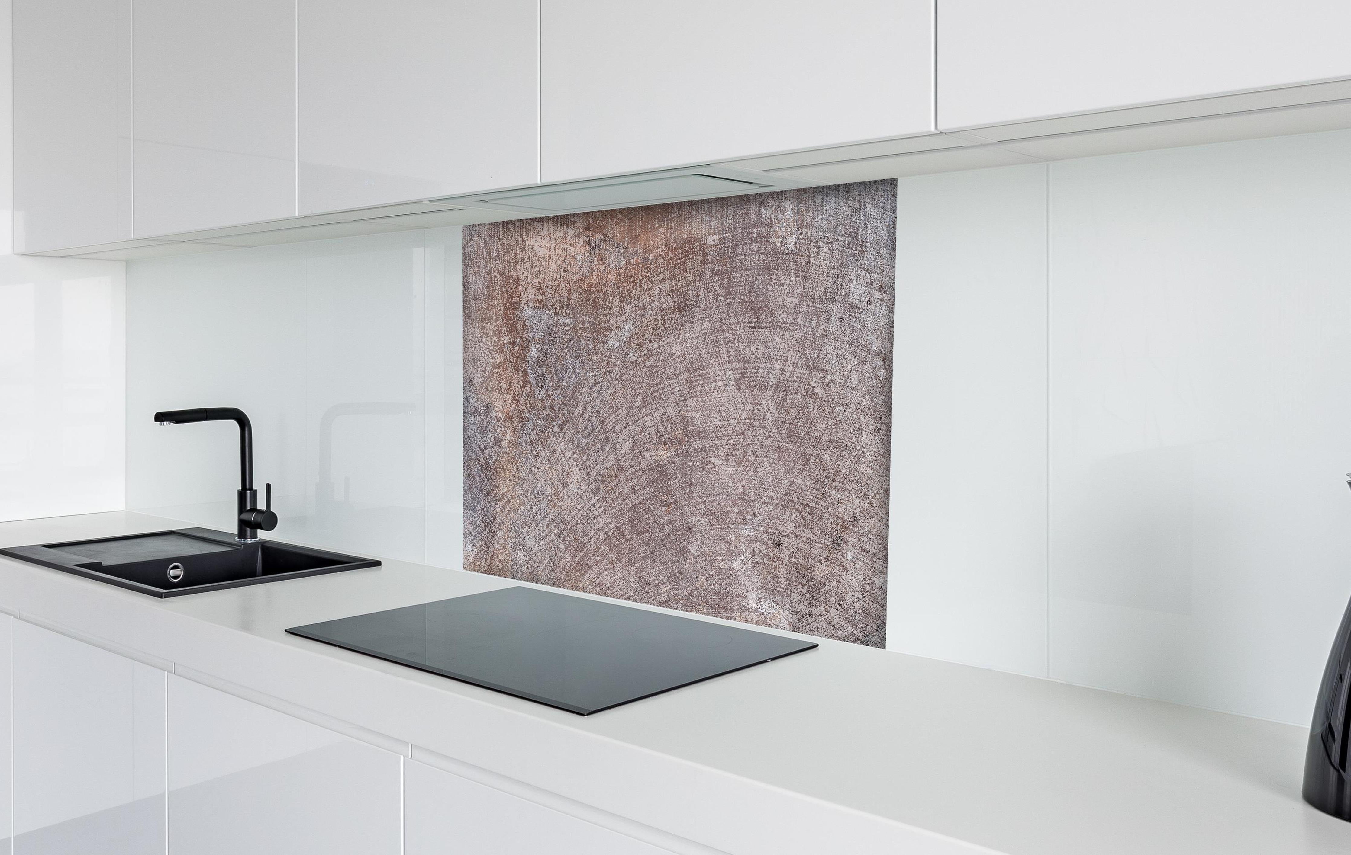 Spritzschutz - Moderne graue Marmor Betontextur hinter einem Cerankochfeld zwischen Holz-Kochutensilien