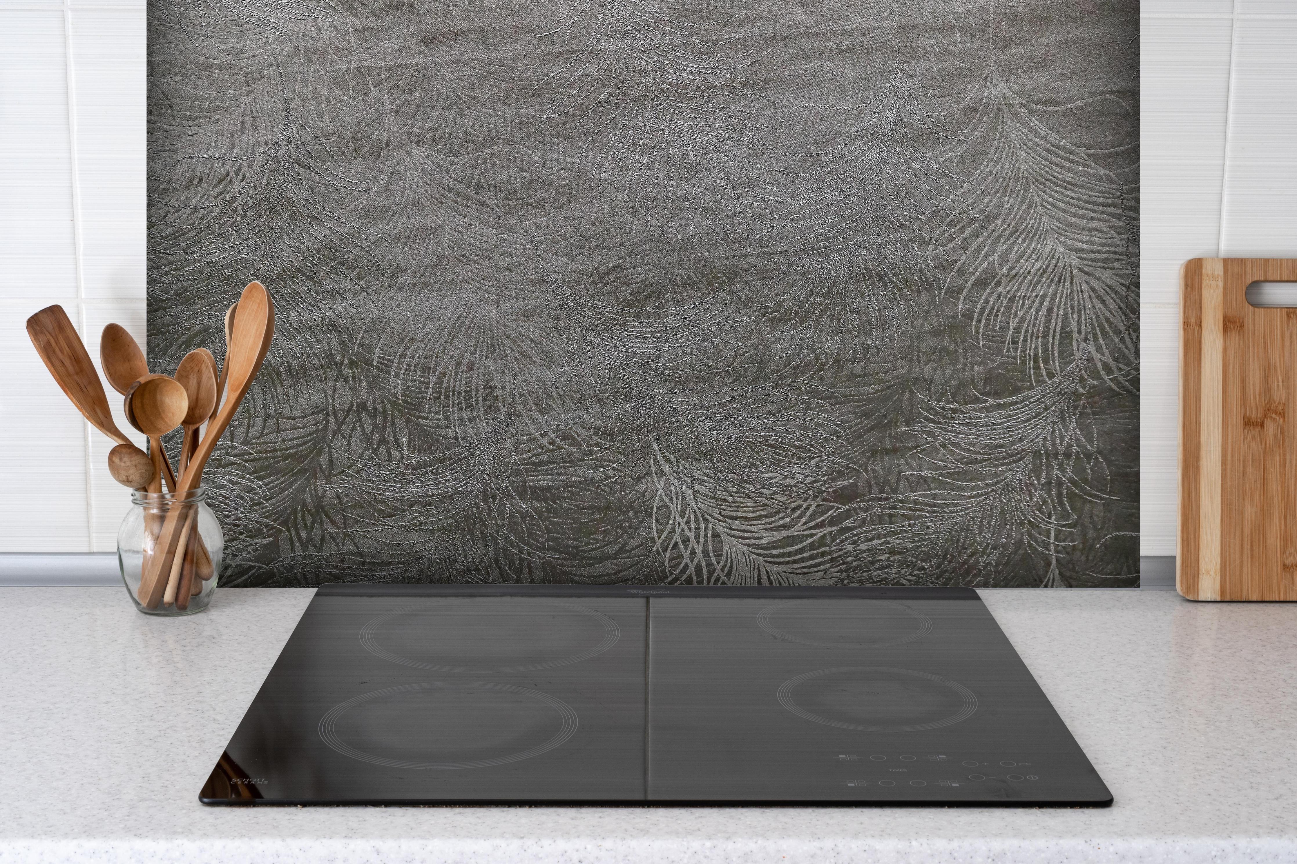 Spritzschutz - Moderne graue abstrakte Linienstruktur hinter einem Cerankochfeld zwischen Holz-Kochutensilien
