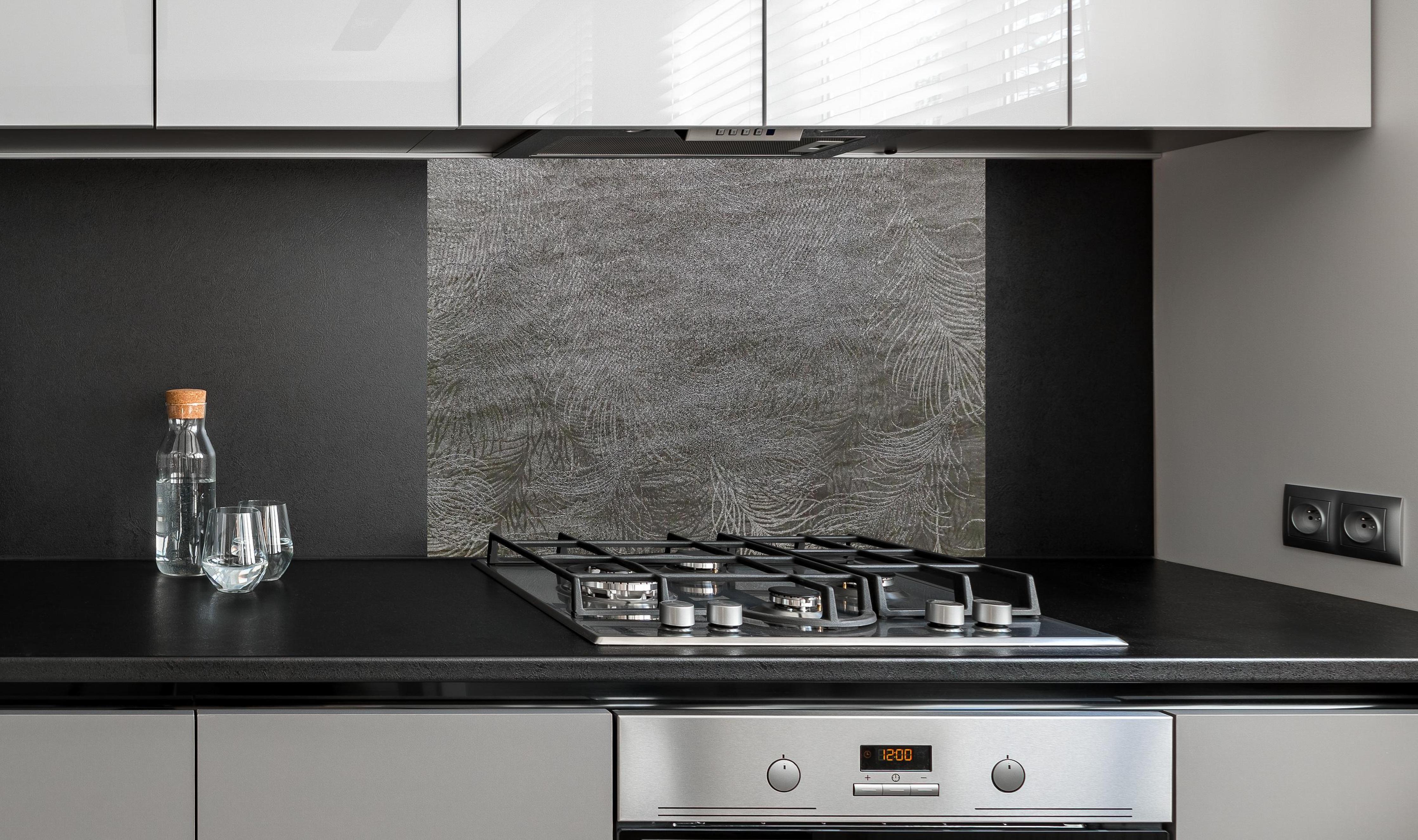 Spritzschutz - Moderne graue abstrakte Linienstruktur hinter einem Cerankochfeld zwischen Holz-Kochutensilien