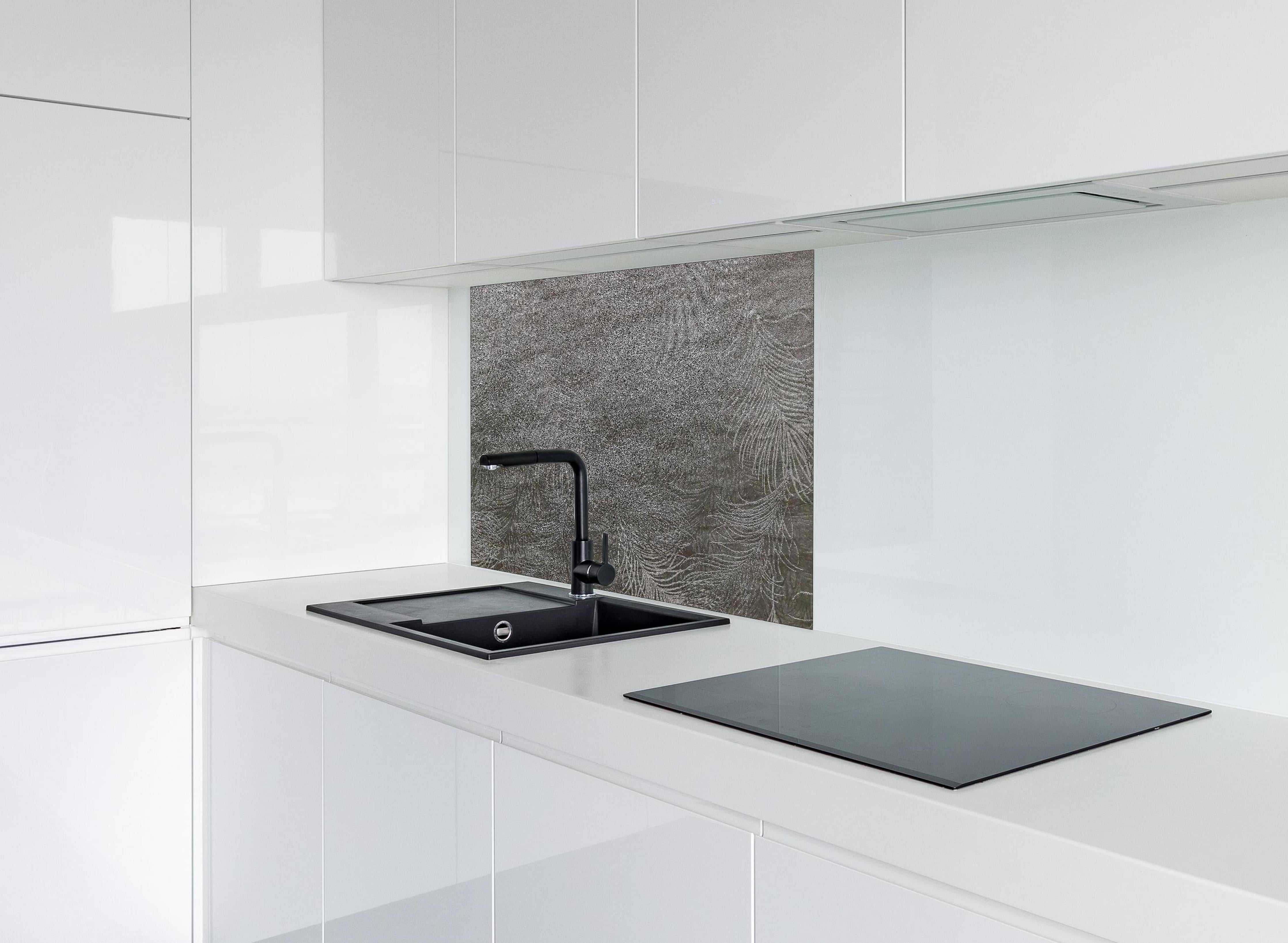 Spritzschutz - Moderne graue abstrakte Linienstruktur hinter einem Cerankochfeld zwischen Holz-Kochutensilien