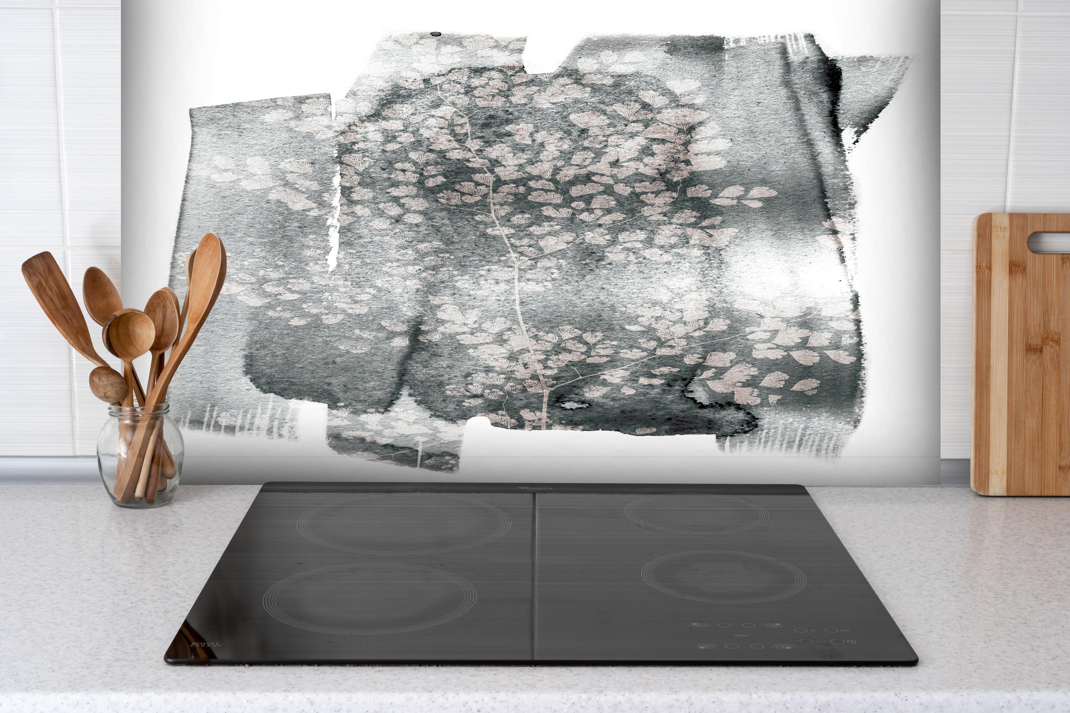 Spritzschutz - Moderne grauweiße botanische Abstraktion hinter einem Cerankochfeld zwischen Holz-Kochutensilien