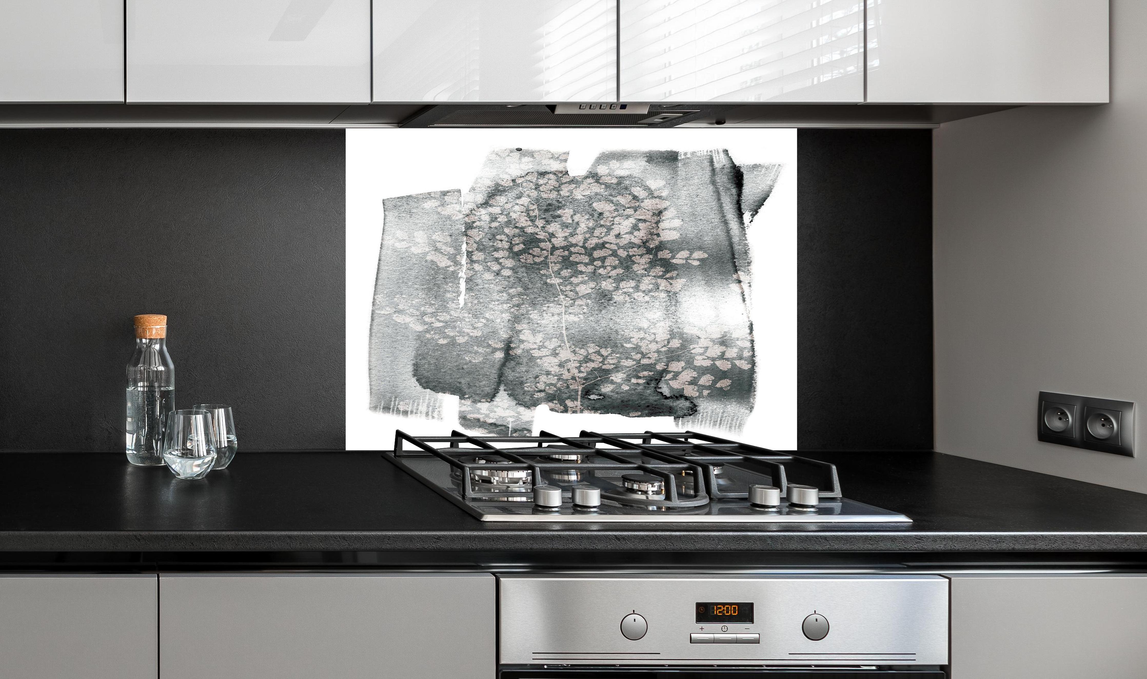 Spritzschutz - Moderne grauweiße botanische Abstraktion hinter einem Cerankochfeld zwischen Holz-Kochutensilien