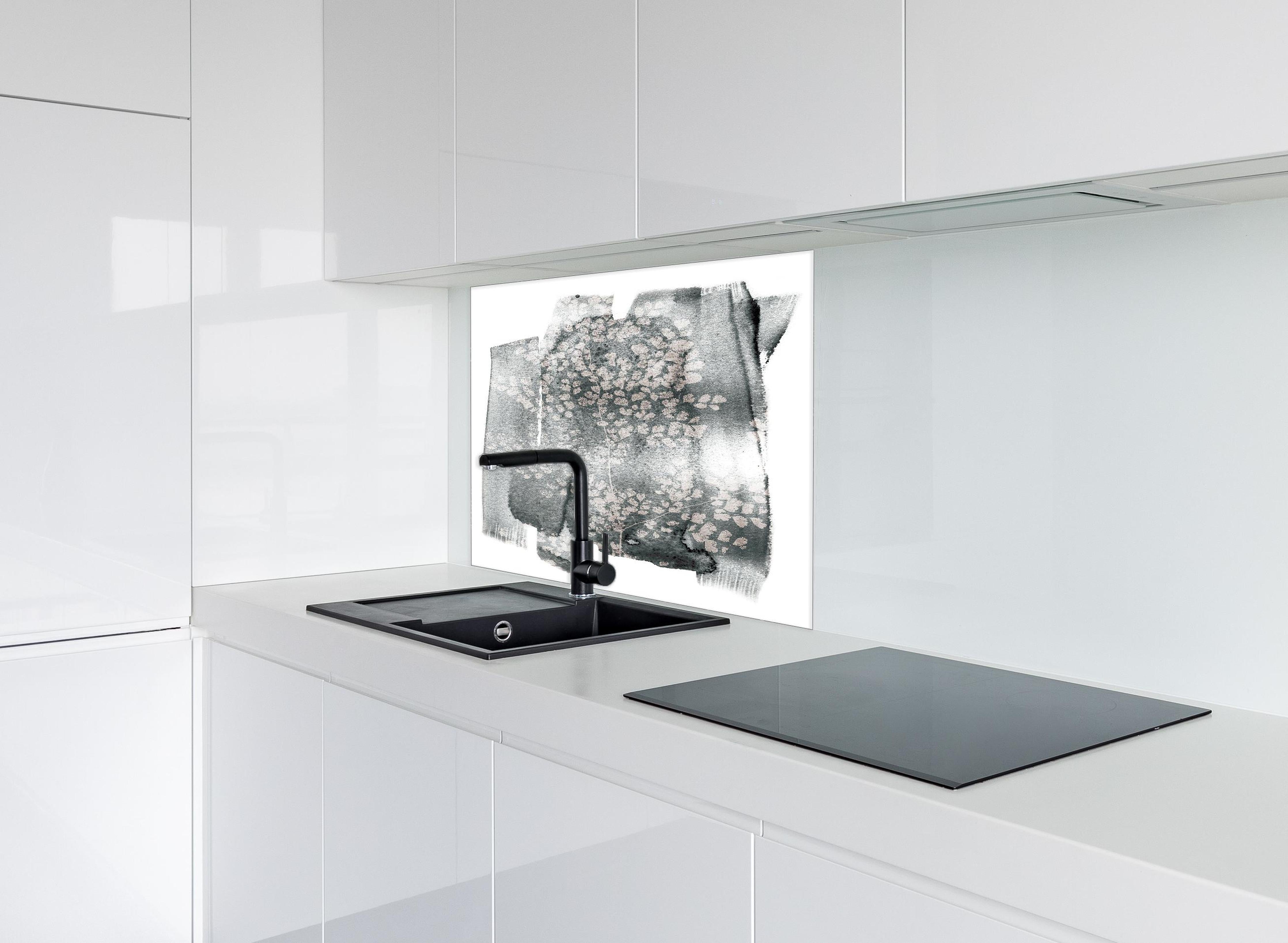 Spritzschutz - Moderne grauweiße botanische Abstraktion hinter einem Cerankochfeld zwischen Holz-Kochutensilien