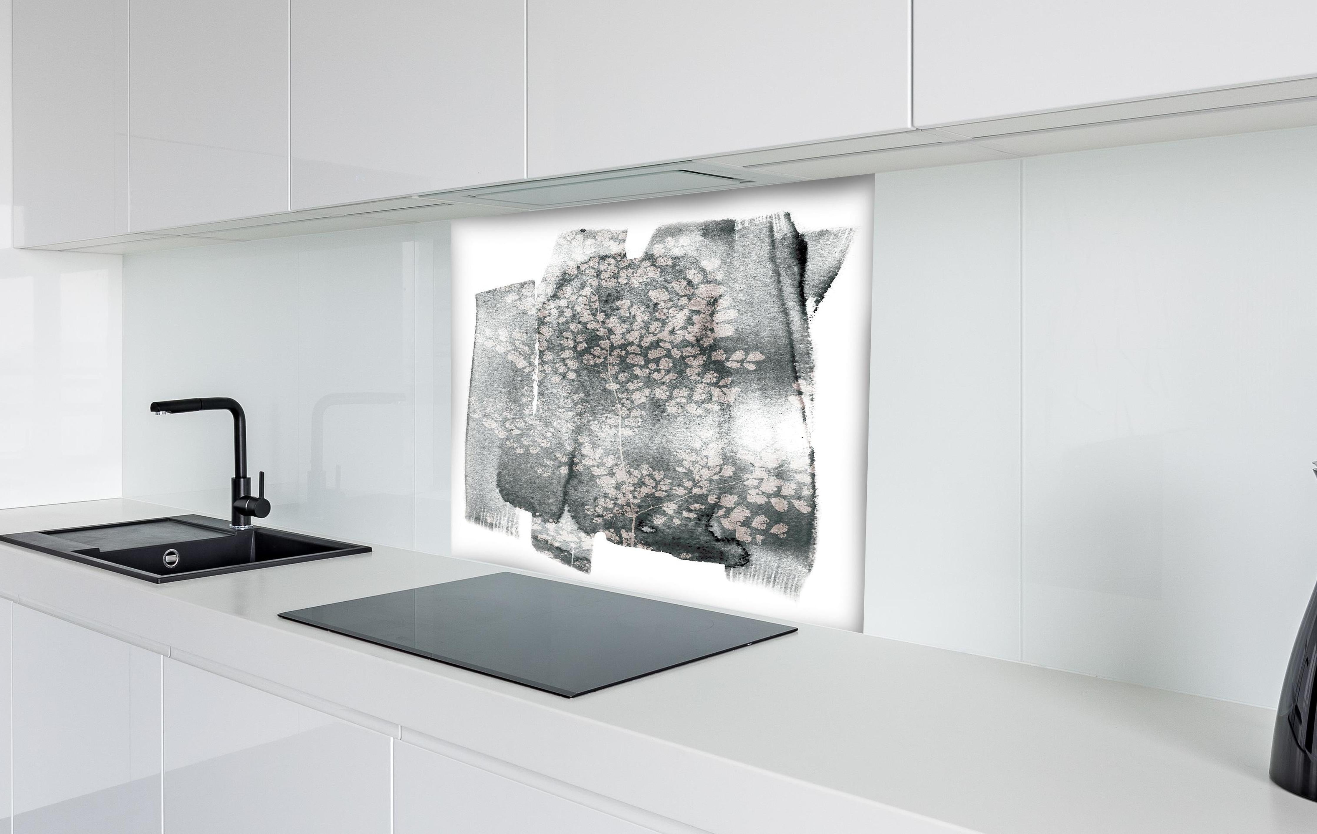 Spritzschutz - Moderne grauweiße botanische Abstraktion hinter einem Cerankochfeld zwischen Holz-Kochutensilien
