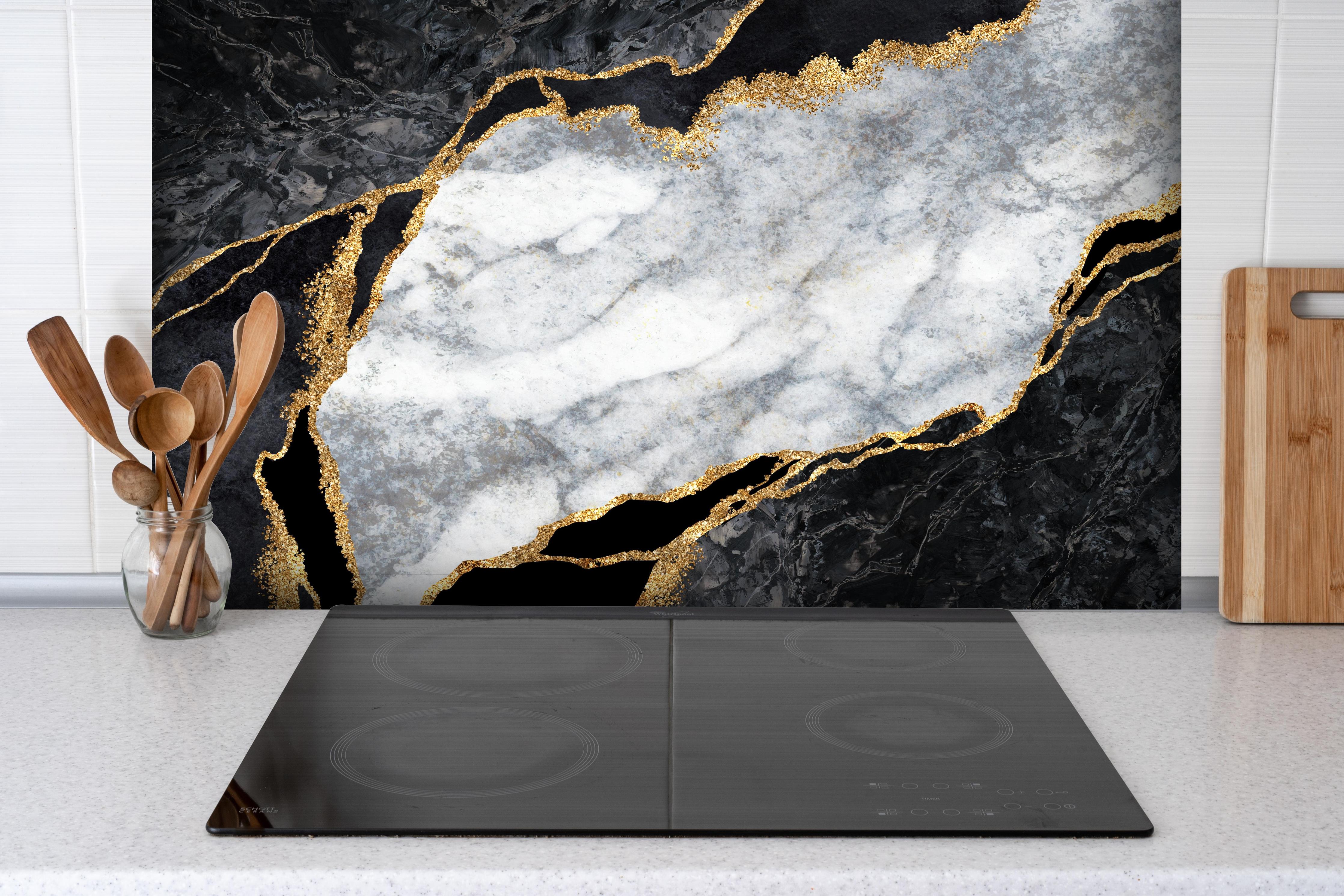 Spritzschutz - Moderne rissige Oberfläche hinter einem Cerankochfeld zwischen Holz-Kochutensilien