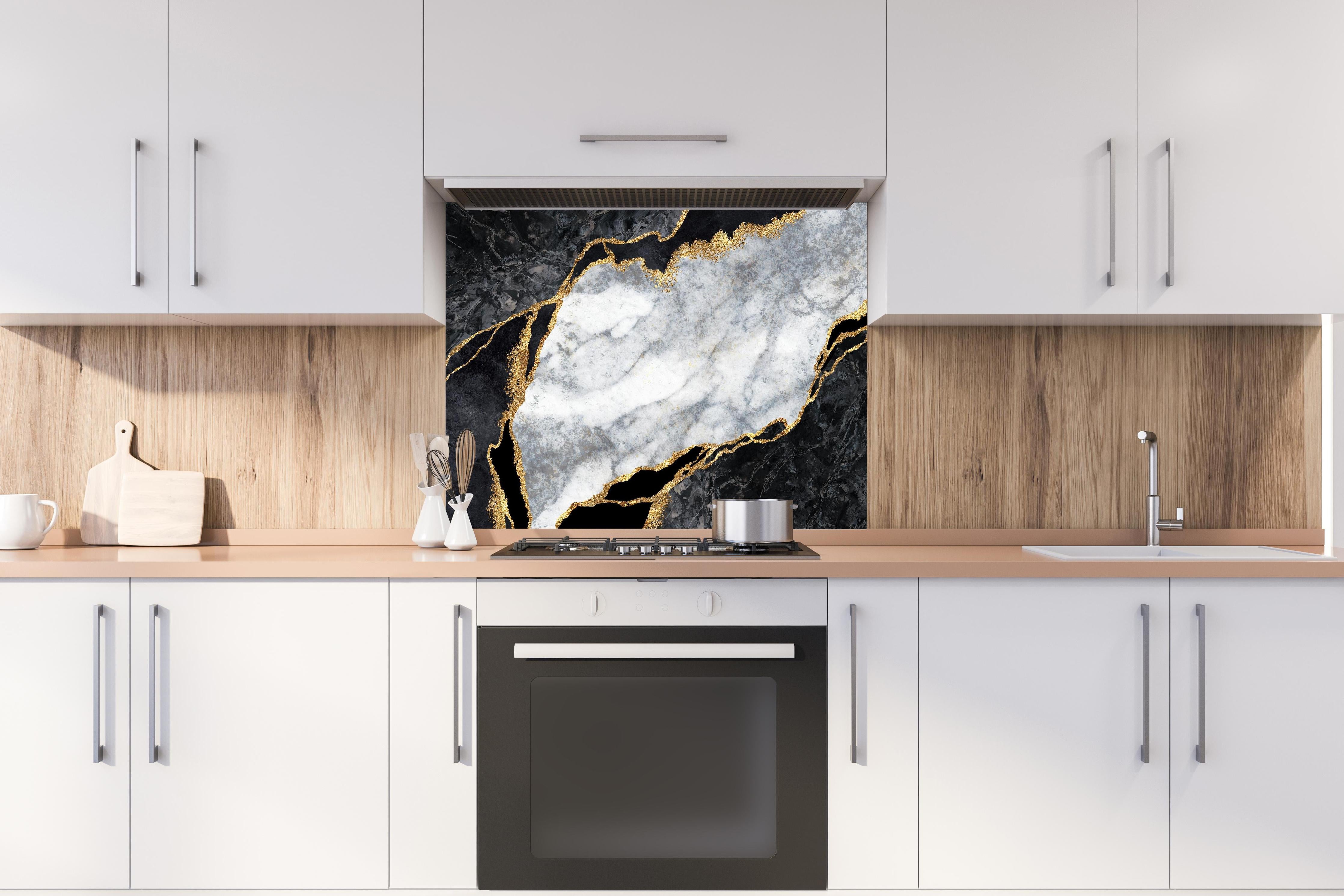 Spritzschutz - Moderne rissige Oberfläche hinter einem Cerankochfeld zwischen Holz-Kochutensilien