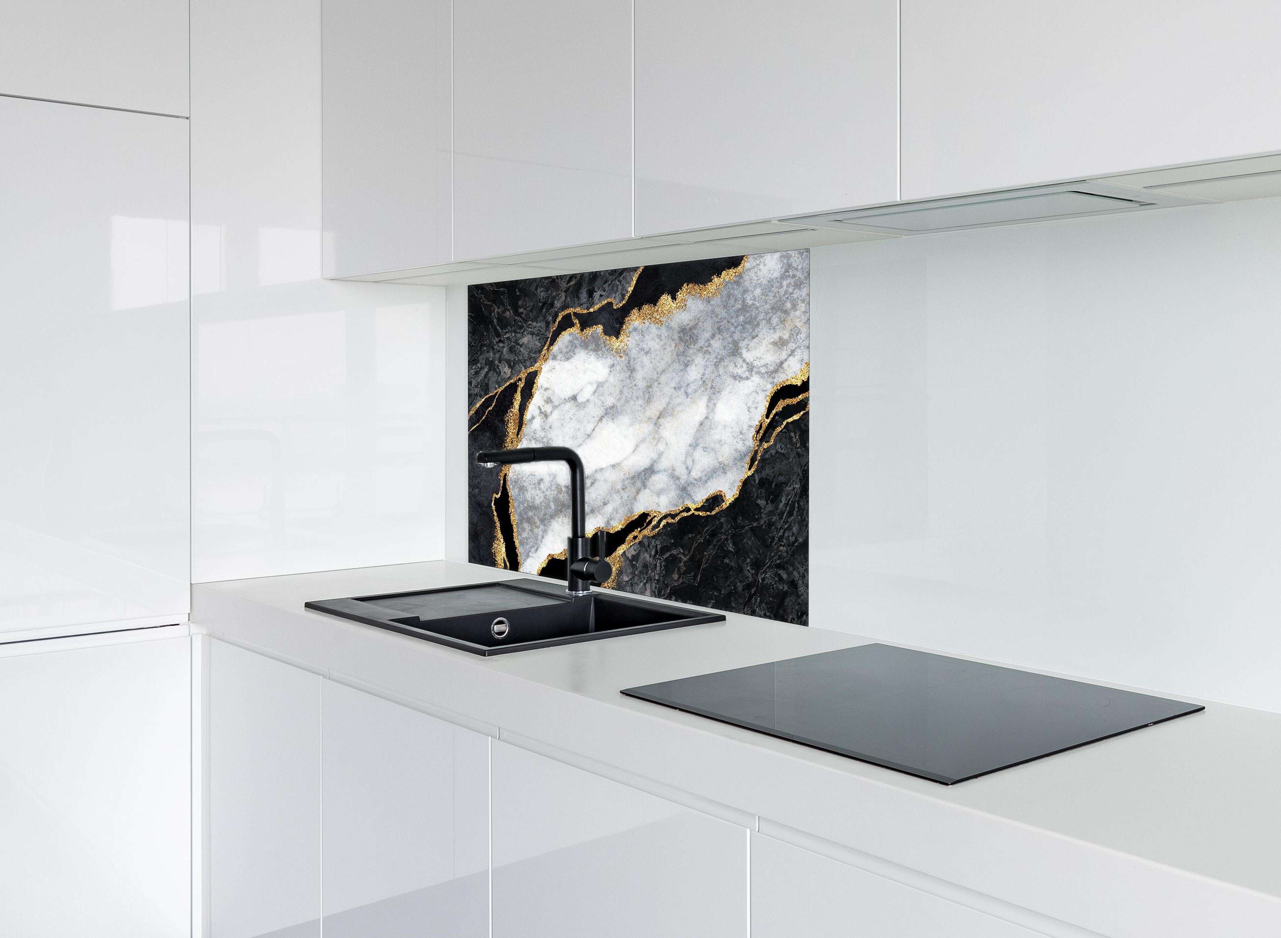 Spritzschutz - Moderne rissige Oberfläche hinter einem Cerankochfeld zwischen Holz-Kochutensilien