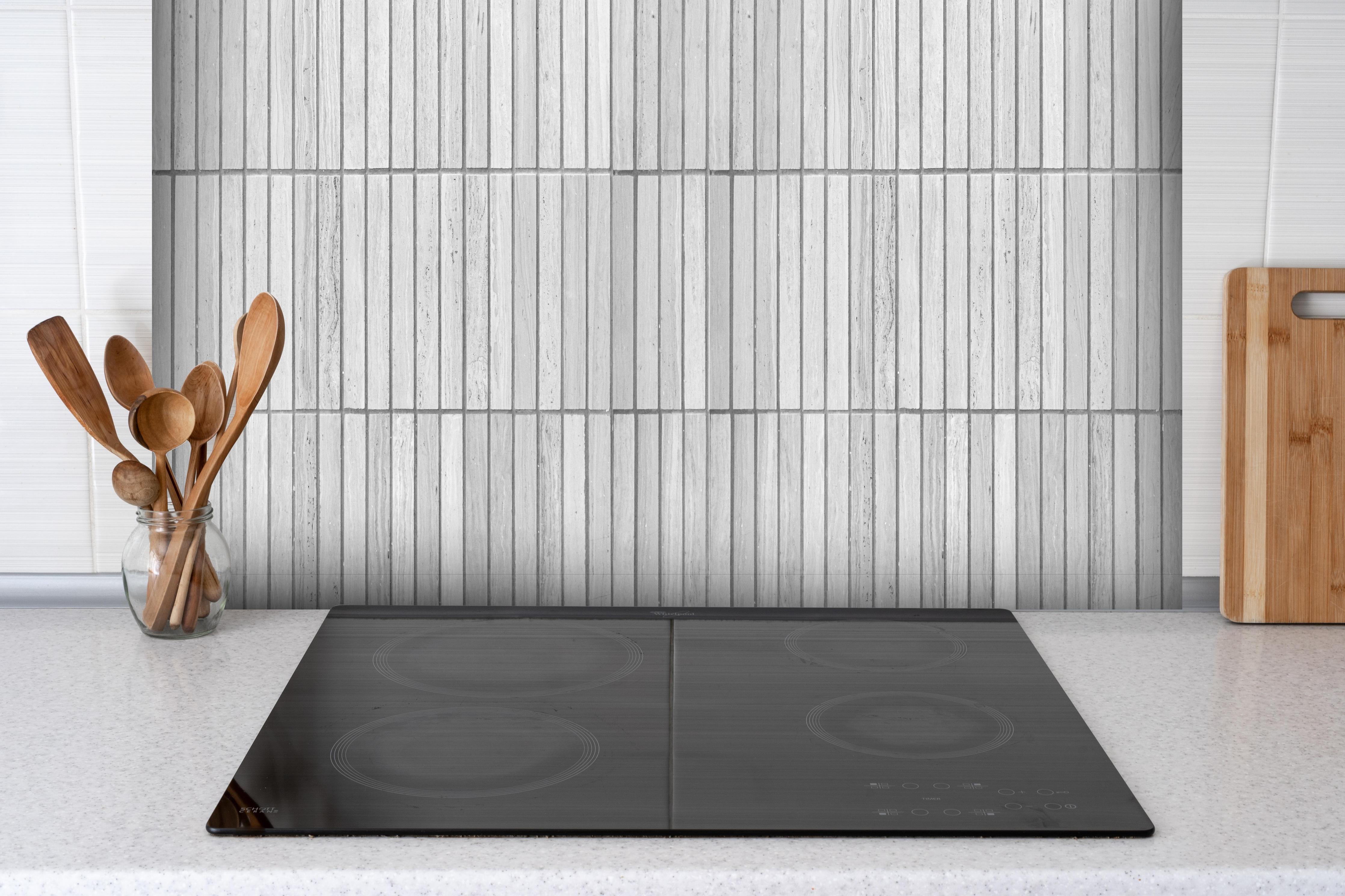 Spritzschutz - Moderne weiße Backsteinmauer 2 hinter einem Cerankochfeld zwischen Holz-Kochutensilien