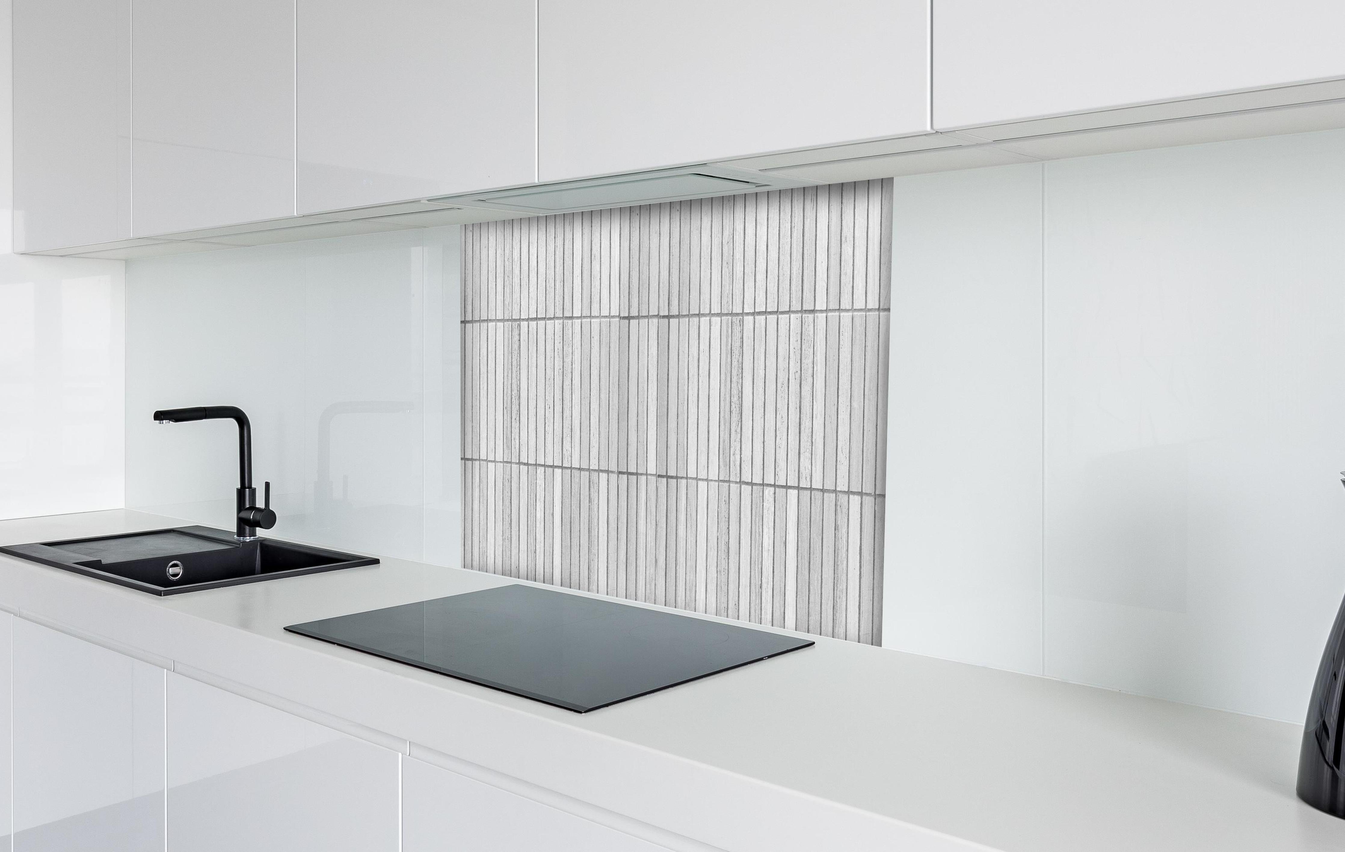 Spritzschutz - Moderne weiße Backsteinmauer 2 hinter einem Cerankochfeld zwischen Holz-Kochutensilien