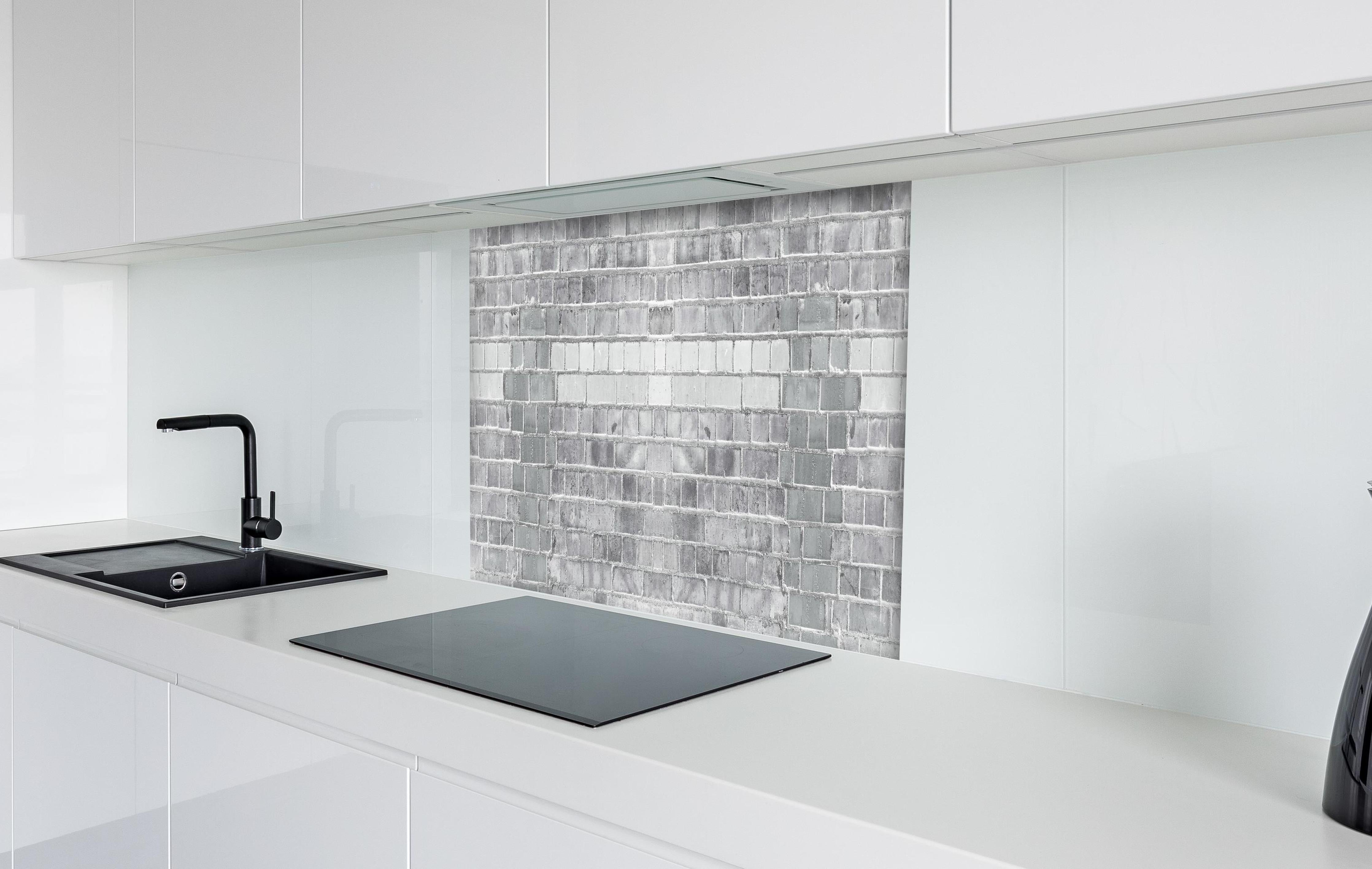 Spritzschutz - Moderne weiße Backsteinwand mit Grautönen hinter einem Cerankochfeld zwischen Holz-Kochutensilien