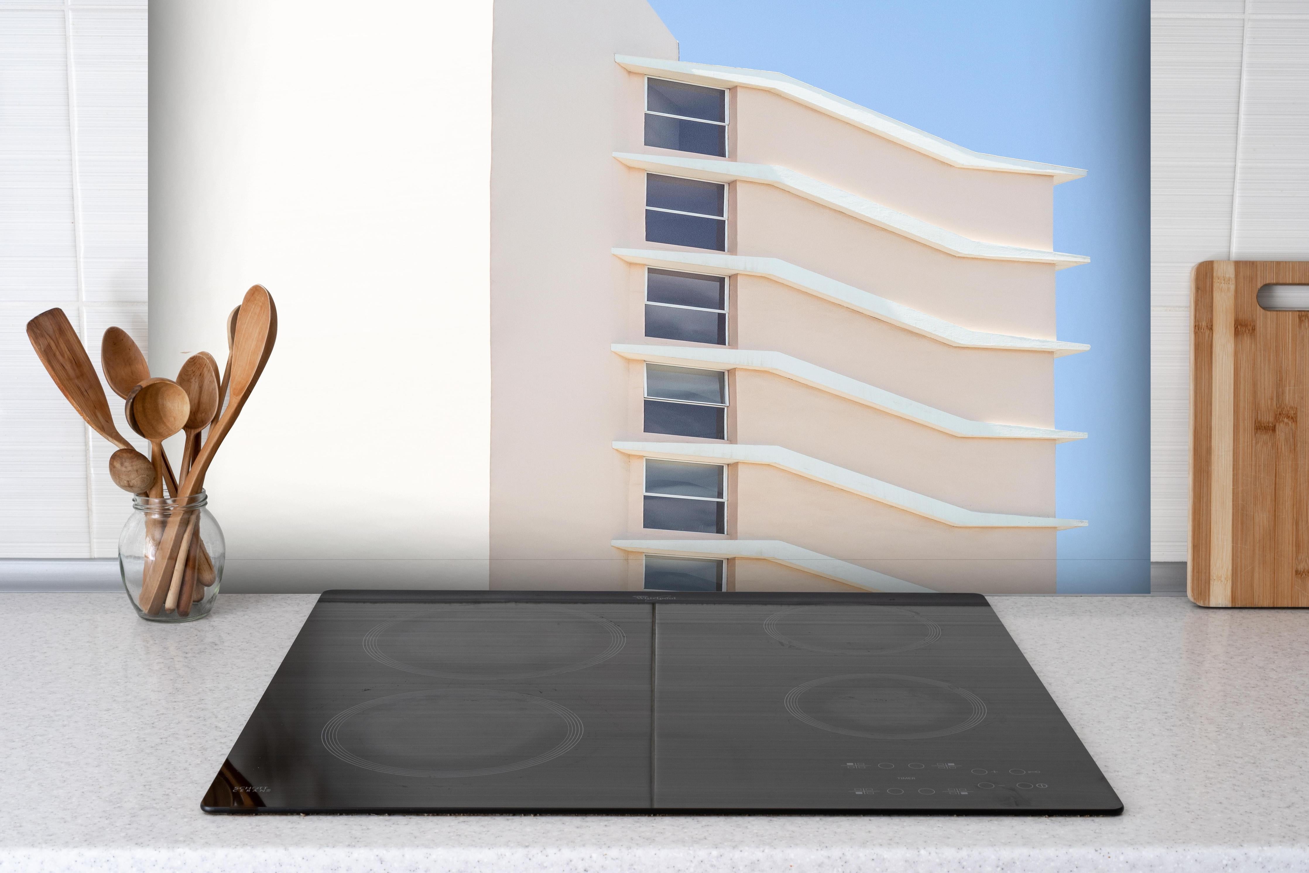 Spritzschutz - Moderner Baustil Beverly Hills Fassade hinter einem Cerankochfeld zwischen Holz-Kochutensilien