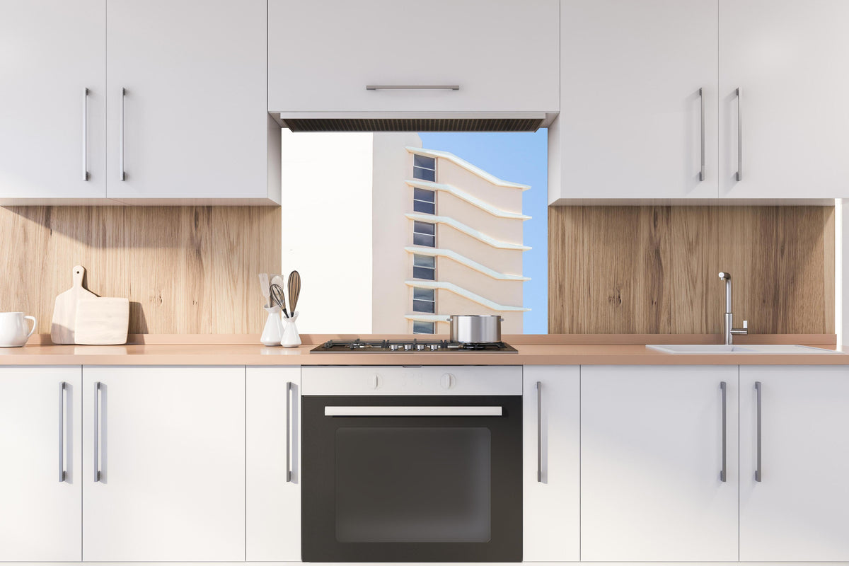 Spritzschutz - Moderner Baustil Beverly Hills Fassade hinter einem Cerankochfeld zwischen Holz-Kochutensilien