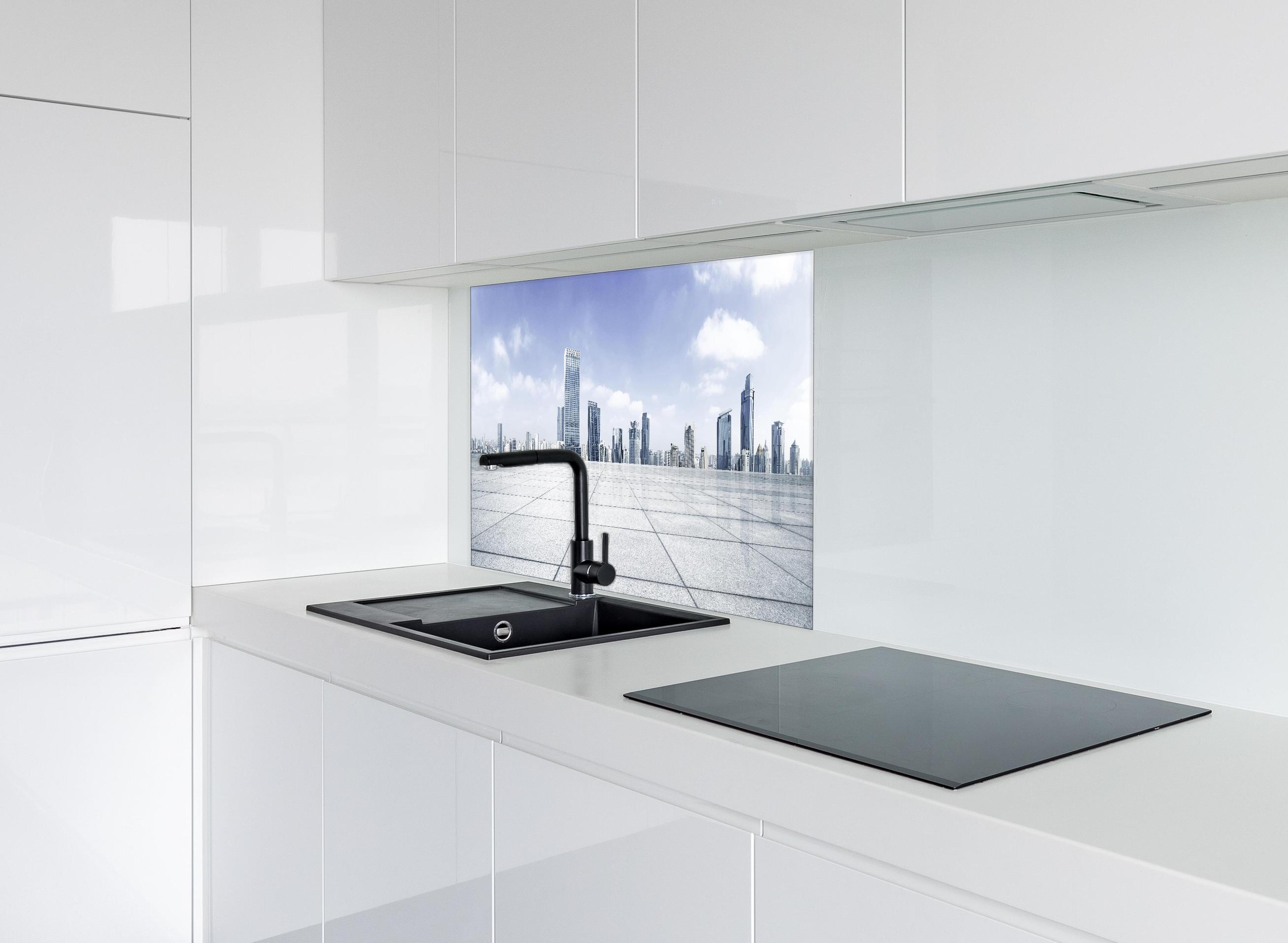 Spritzschutz - Moderner Skyline und Gebäuden hinter einem Cerankochfeld zwischen Holz-Kochutensilien