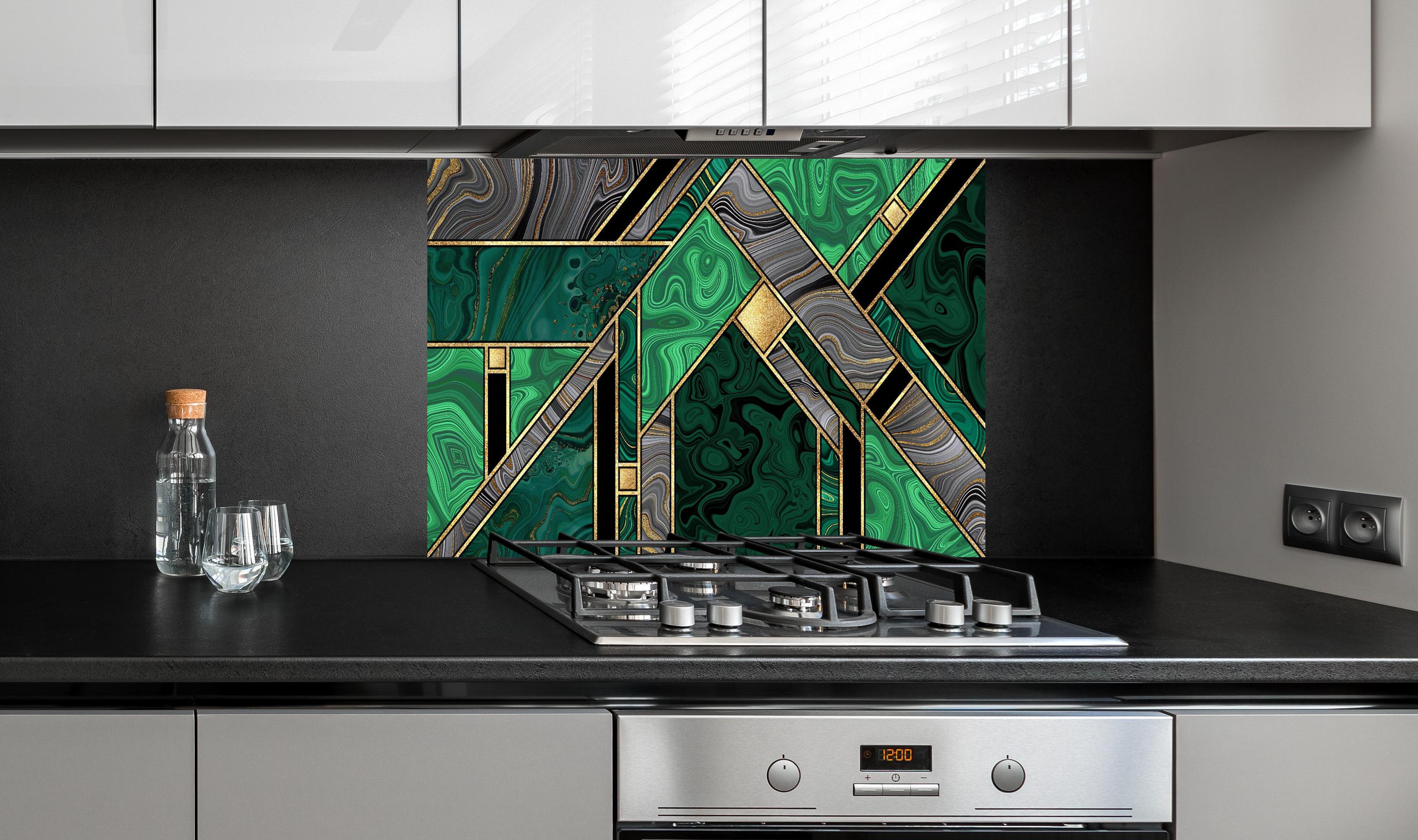 Spritzschutz - Modernes Art Deco Malachit und Gold Muster hinter einem Cerankochfeld zwischen Holz-Kochutensilien