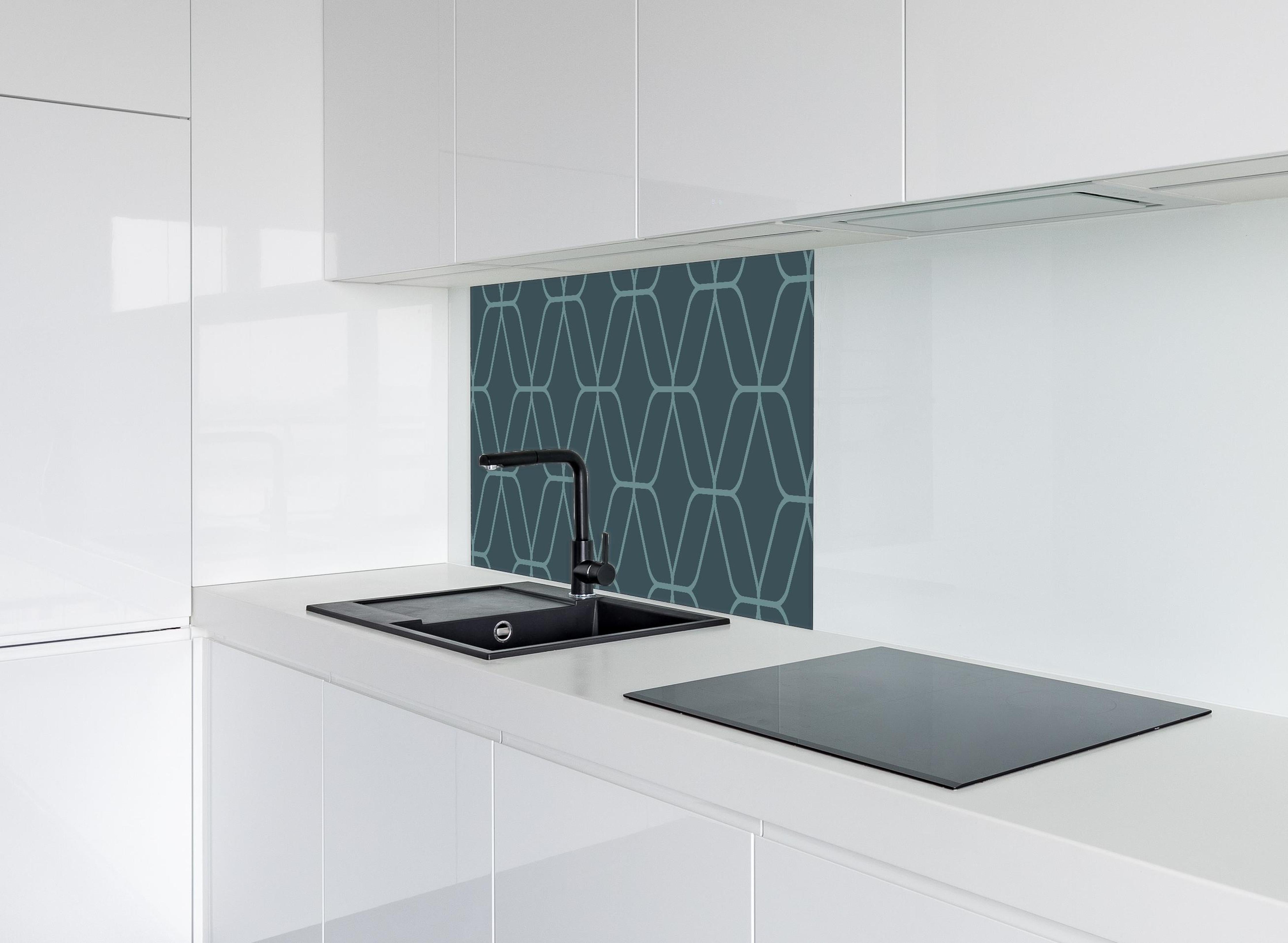 Spritzschutz - Modernes Blau Muster Design Wallpaper hinter einem Cerankochfeld zwischen Holz-Kochutensilien