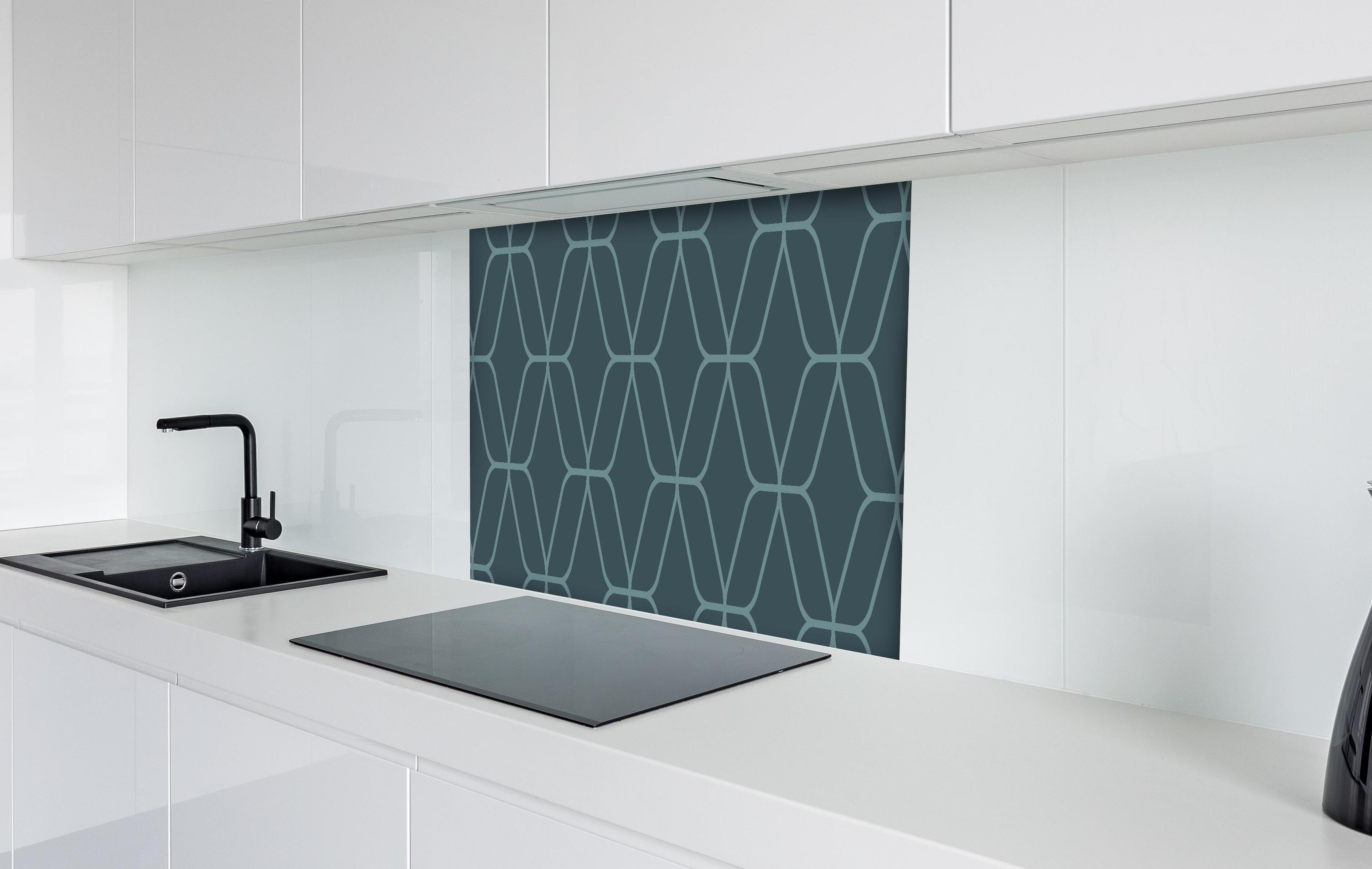 Spritzschutz - Modernes Blau Muster Design Wallpaper hinter einem Cerankochfeld zwischen Holz-Kochutensilien