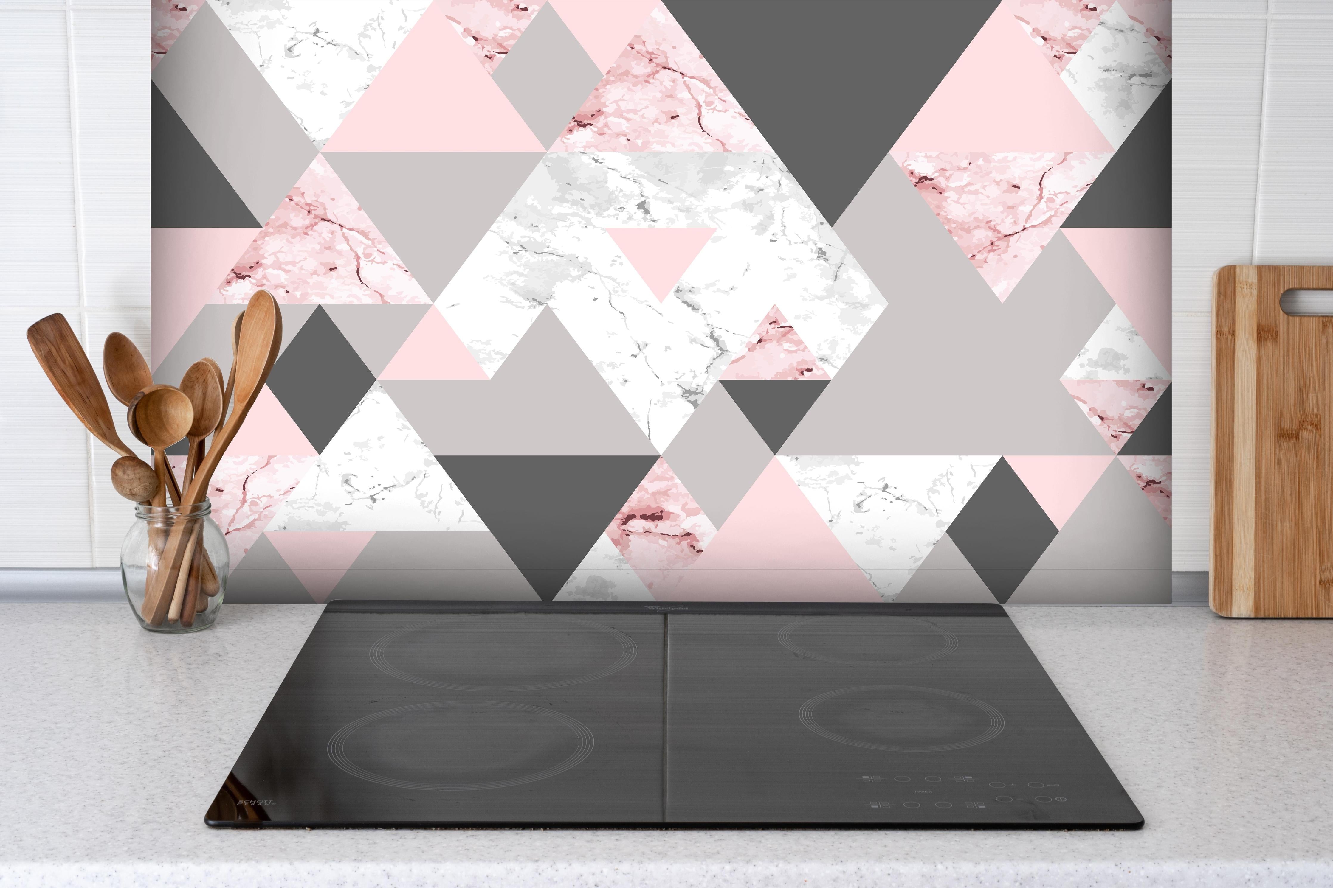 Spritzschutz - Modernes Dreiecksmuster in Rosa und Grautönen hinter einem Cerankochfeld zwischen Holz-Kochutensilien