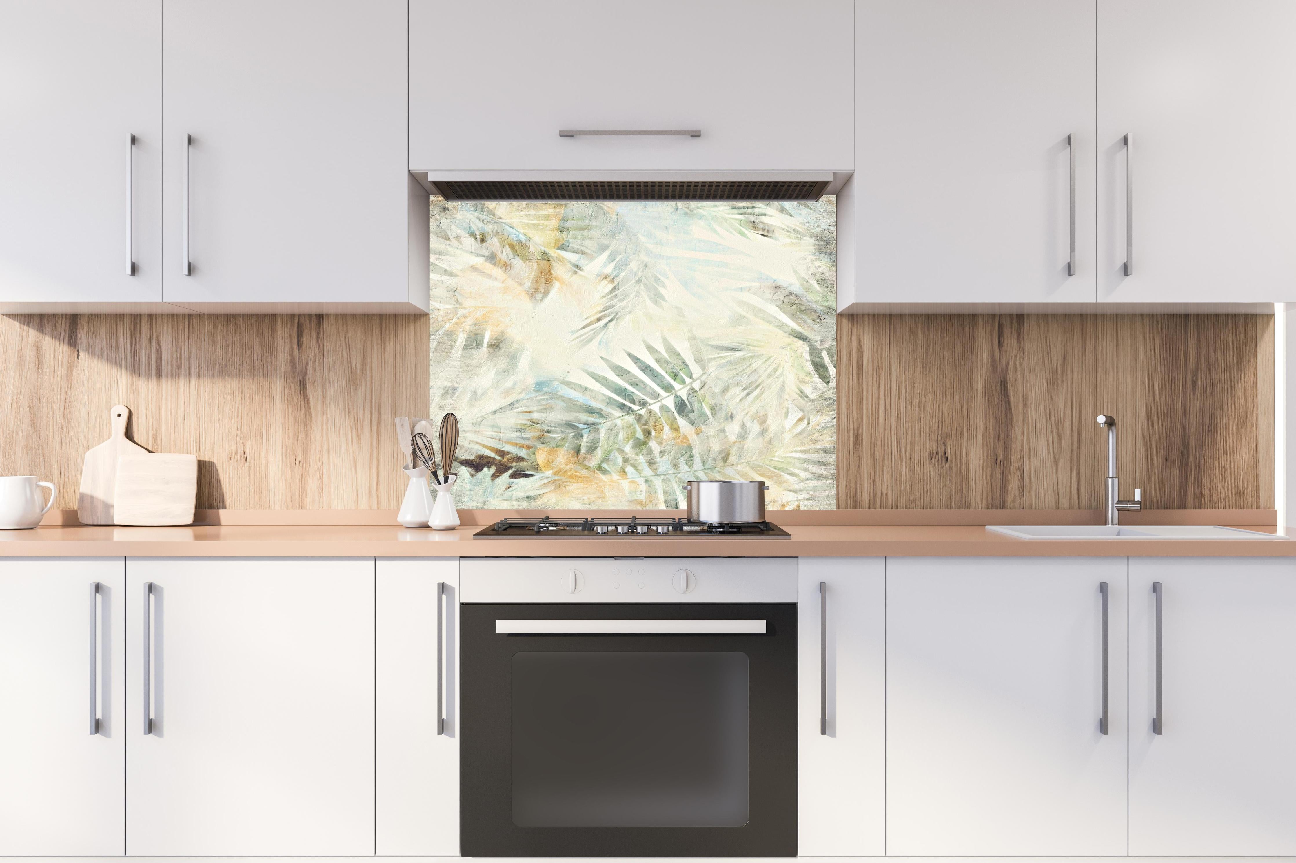Spritzschutz - Modernes Dschungel Gemälde hinter einem Cerankochfeld zwischen Holz-Kochutensilien
