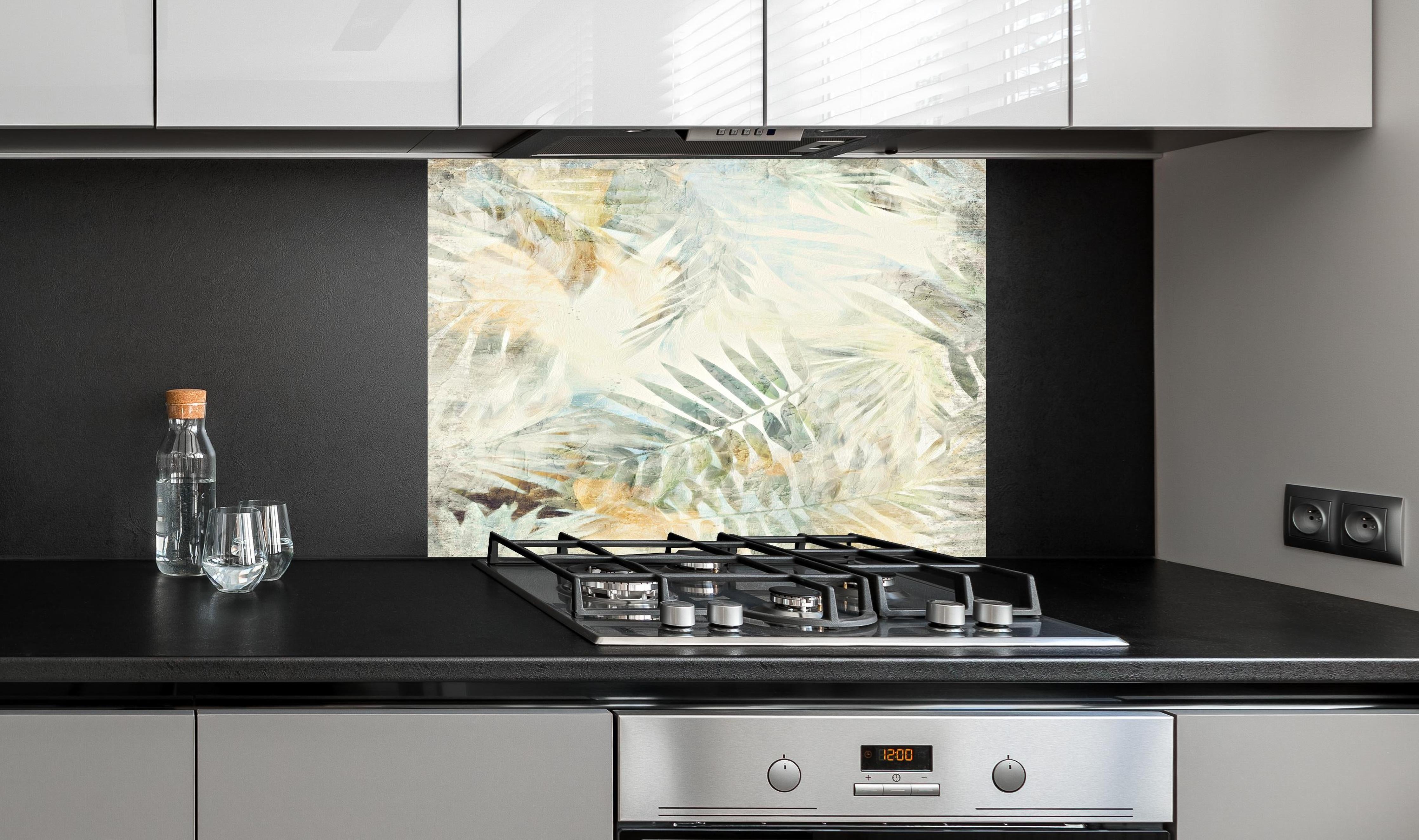 Spritzschutz - Modernes Dschungel Gemälde hinter einem Cerankochfeld zwischen Holz-Kochutensilien